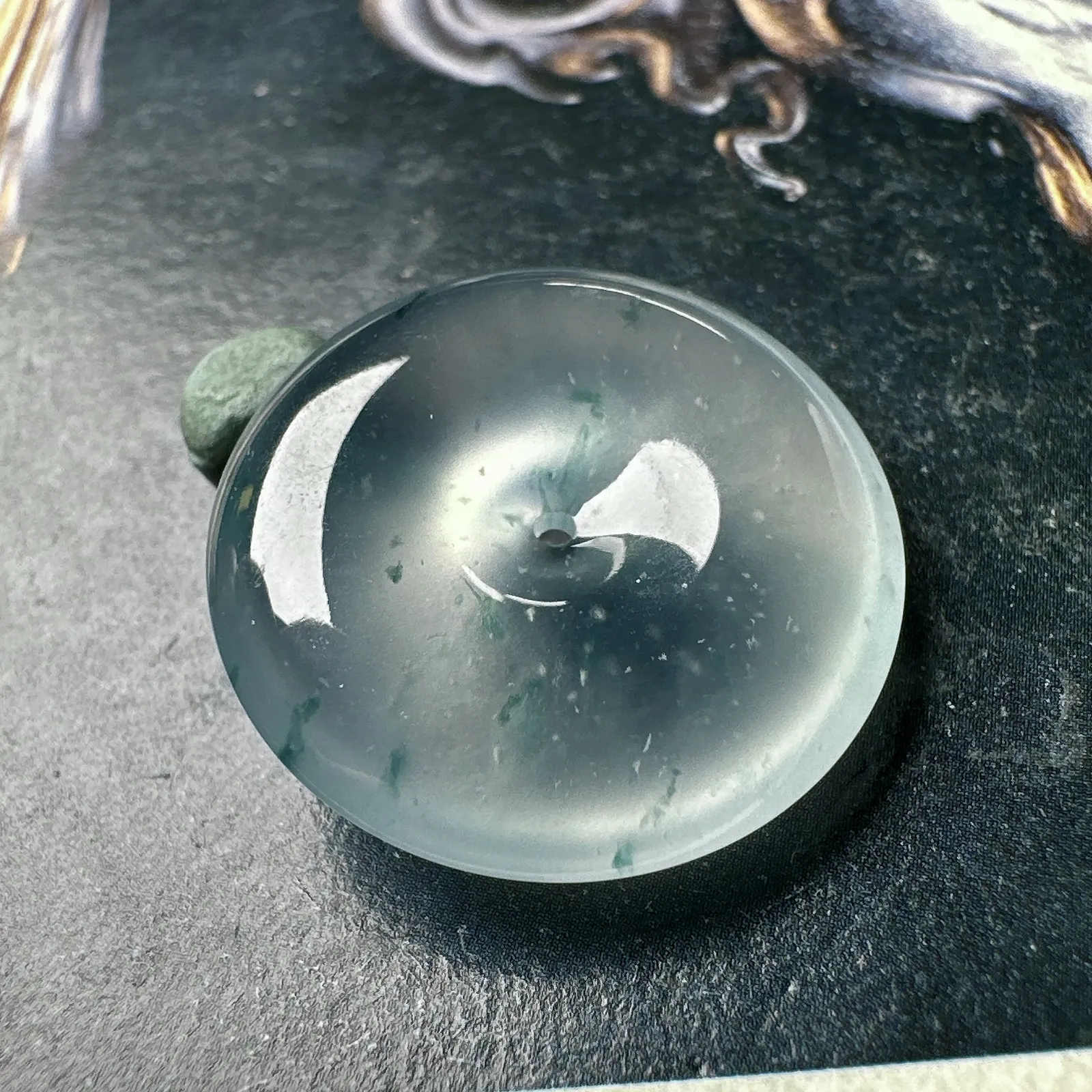 【玻璃种飘花平安扣】质地非常细腻，冰润十足，种老冰透，荧光闪耀。