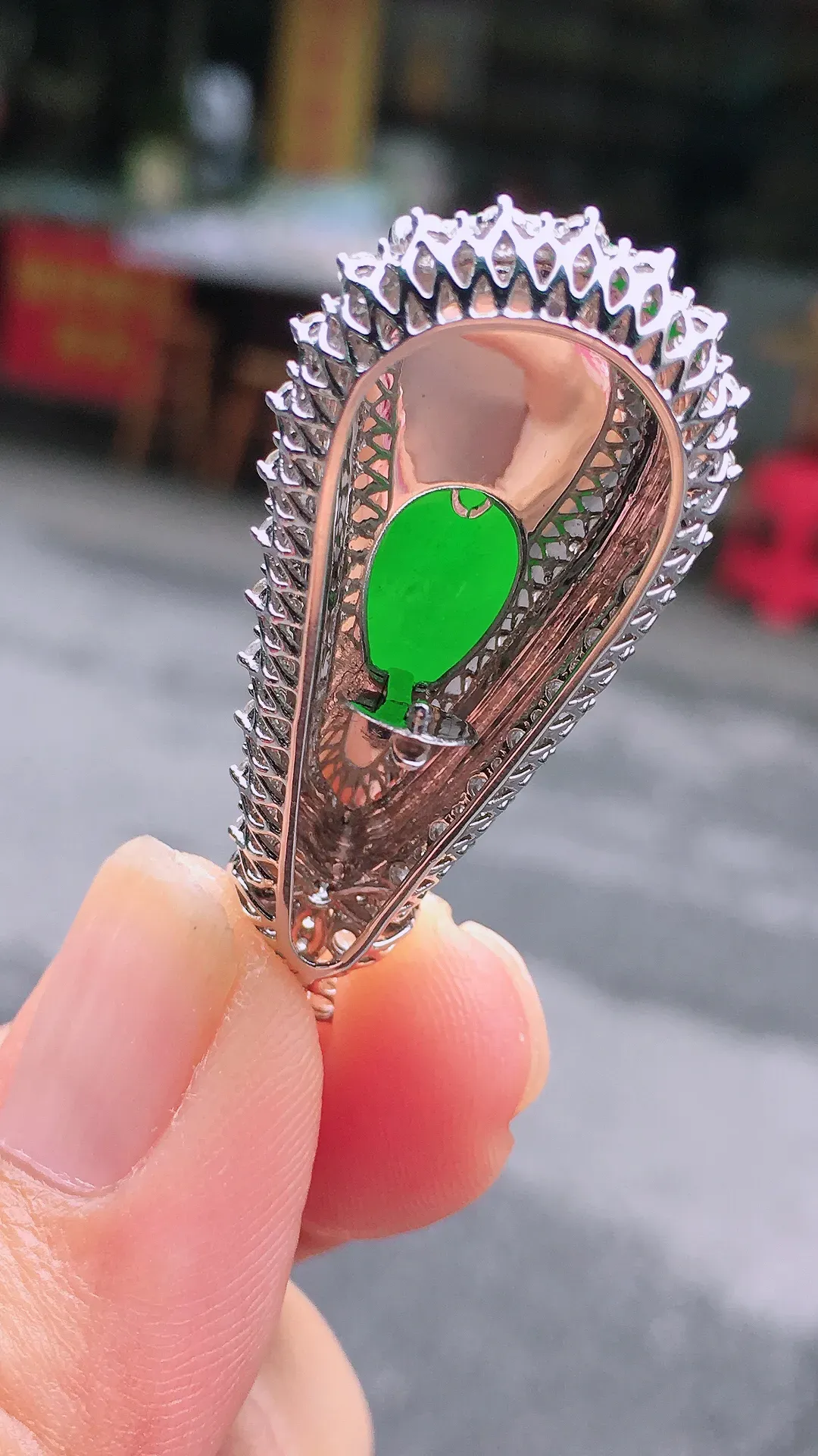 阳绿福瓜吊坠，色泽均匀艳丽，玉质细腻，荧光感超
强，饱满水润，气质满满。18k
金豪华镶嵌