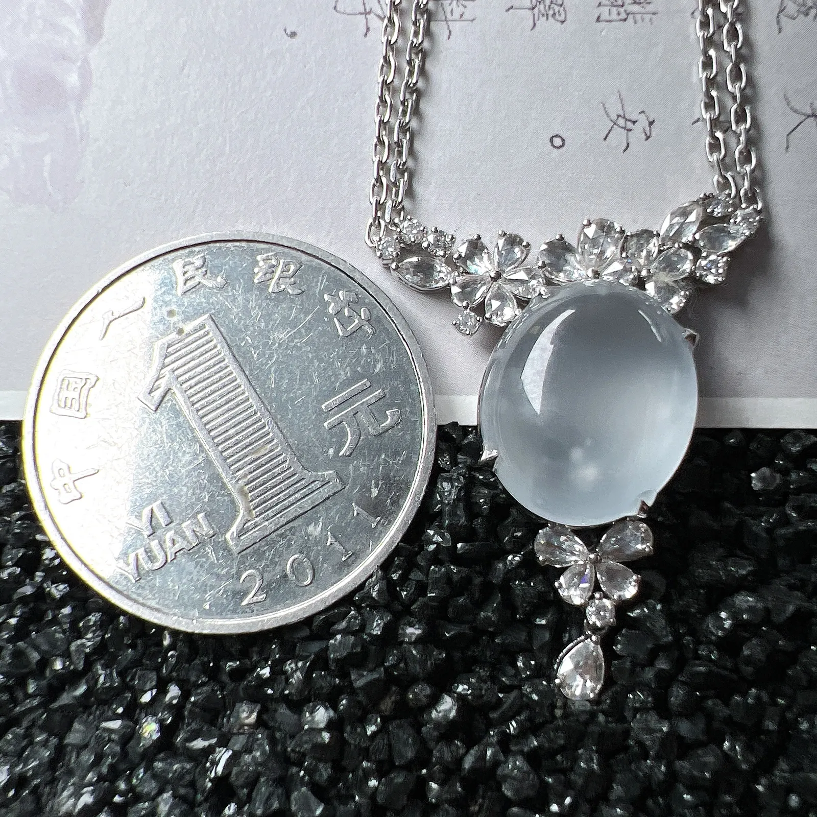 【高冰种雪花棉蛋面】种地优秀，通透闪亮，起光的料子，厚度很好，工艺雕刻精湛。18k金钻镶嵌，整体尺寸29.5–12.6-7.7 mm，裸石尺寸14.6-12.2-7.7mm。