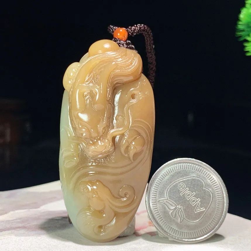 新疆且末糖龙佑一方龙挂件。尺寸59/29/20mm重42.6克。玉质细腻油润。手推出油。品相大气。lt250521
