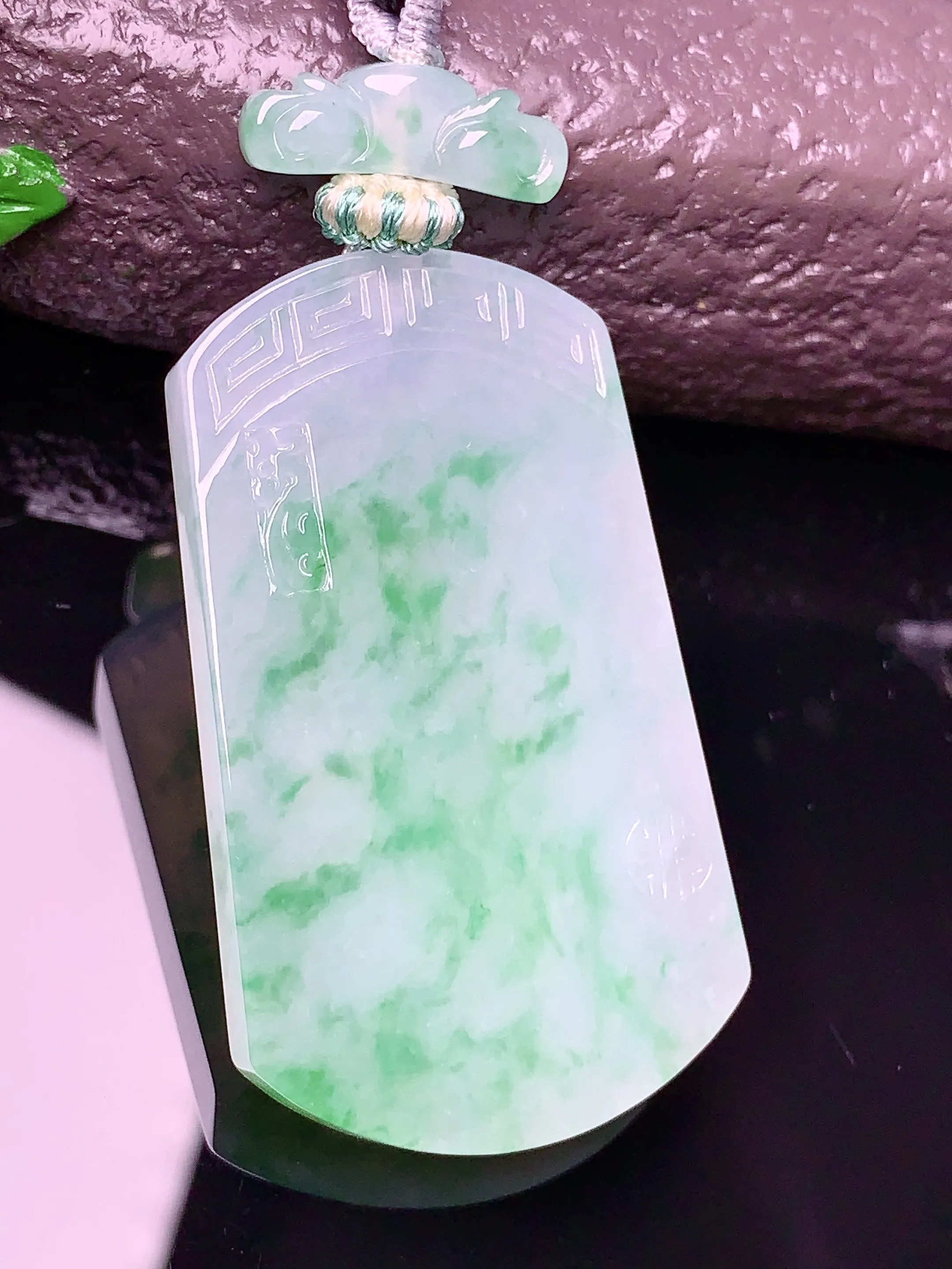 飘绿无事牌吊坠 玉质细腻 色泽艳丽 整体尺寸46*26.5*5.3