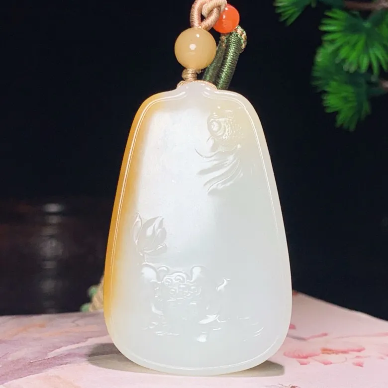 新疆且末糖羊脂白玉普贤菩萨牌子挂件。尺寸55/36/12mm重43.6克。白度一级。玉质细腻油润。手推出油。品相大气。lt250521