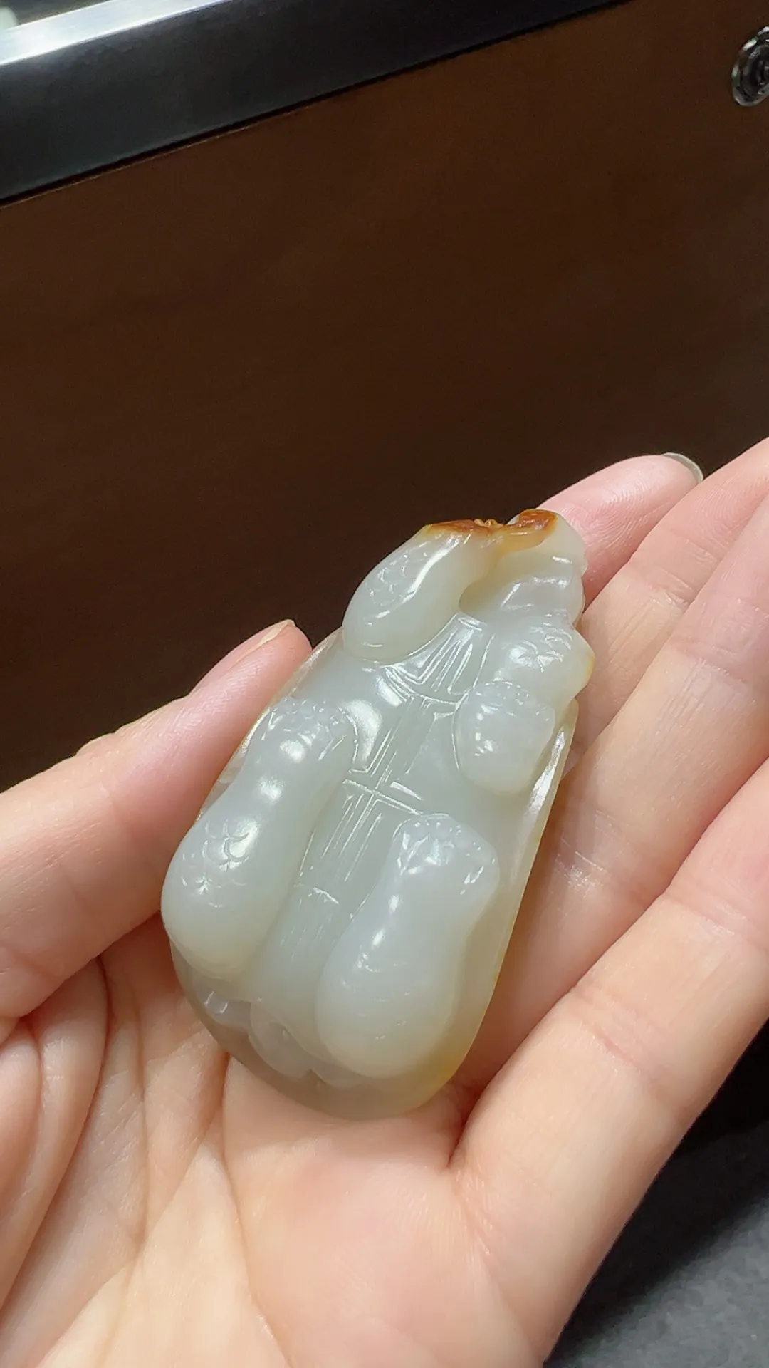 籽料｜满黄皮龙龟
推荐 料子细油 皮色醇厚老熟 

重66.6克 尺寸64*32*25m m