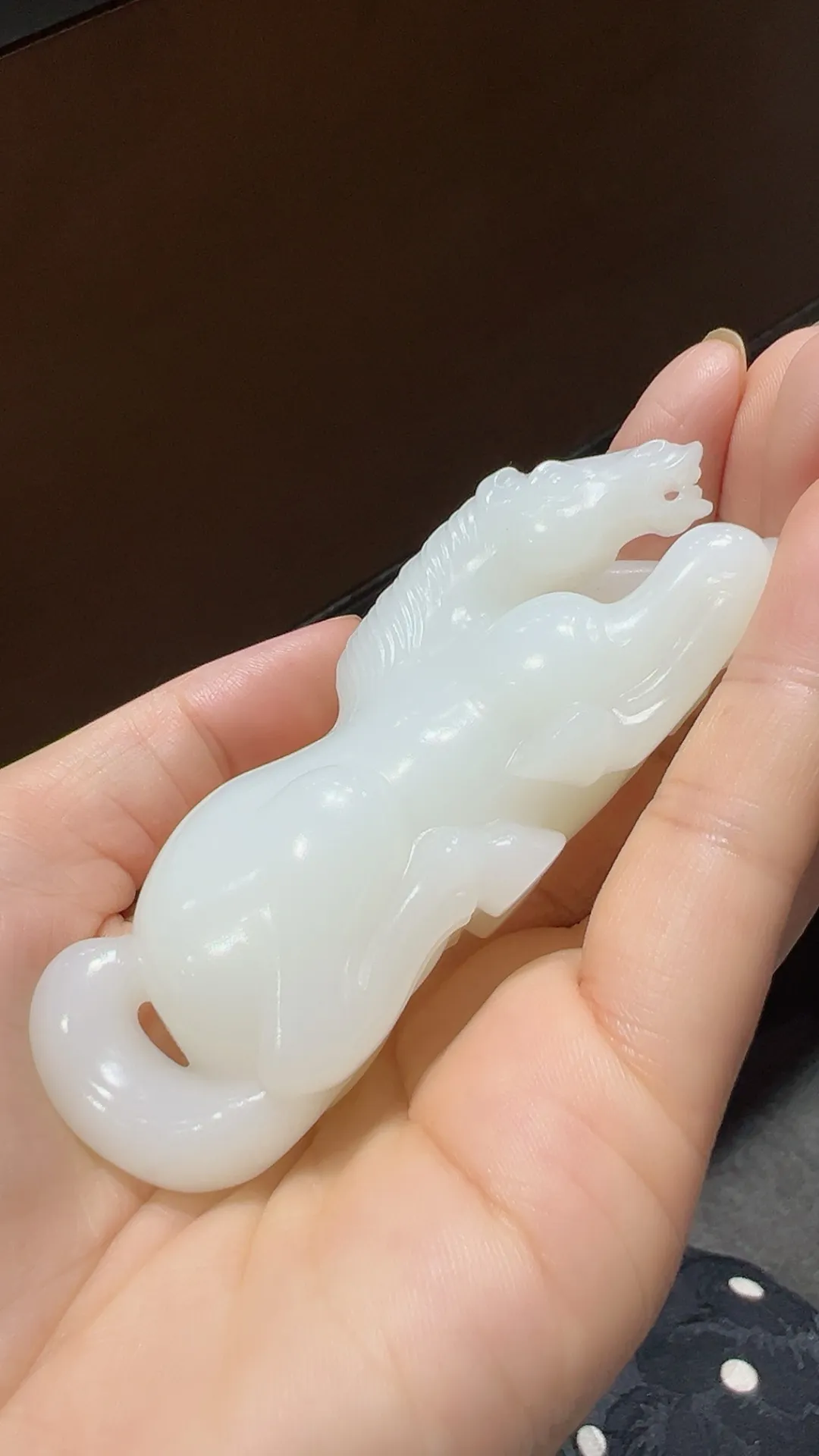 高品质｜马到成功
很推荐 白细油糯 雕工精湛 可收藏品质 

重106.4克 尺寸84*32*30mm