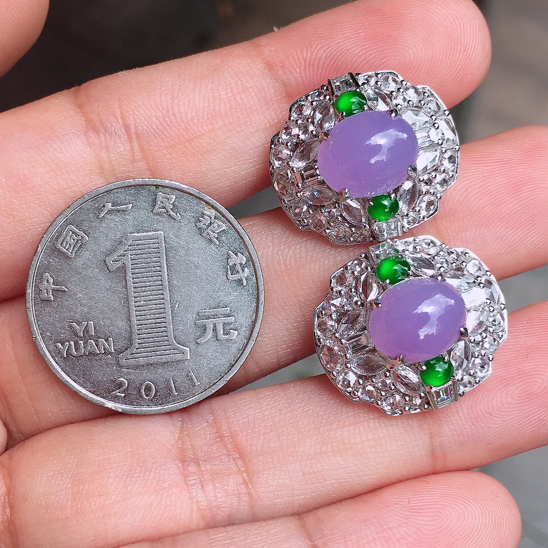 紫罗兰蛋面耳钉，色泽均匀艳丽，玉质细腻，荧光感超
强，饱满水润，气质满满。18k
金豪华镶嵌