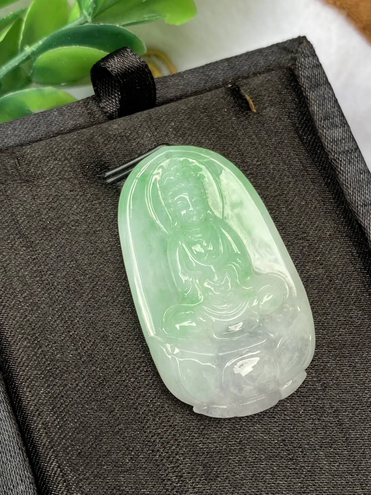 推荐【春彩观音】无纹裂，水润细腻，淡紫莲花冰透近乎白色，绿色阳，品相佳～～