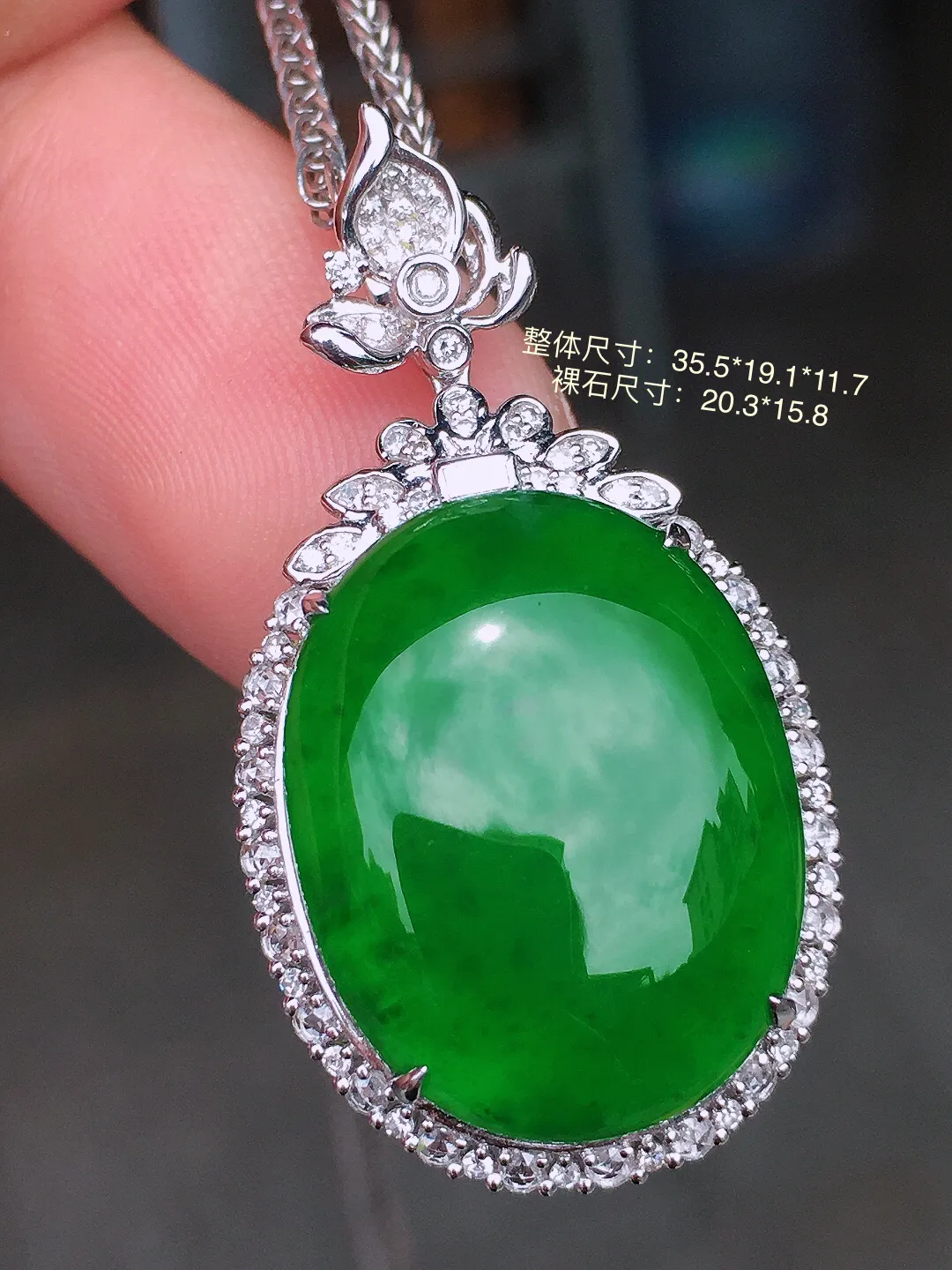 满绿蛋面吊坠，色泽均匀浓郁，玉质细腻，荧光感超
强，饱满水润，气质满满。18k
金豪华镶嵌