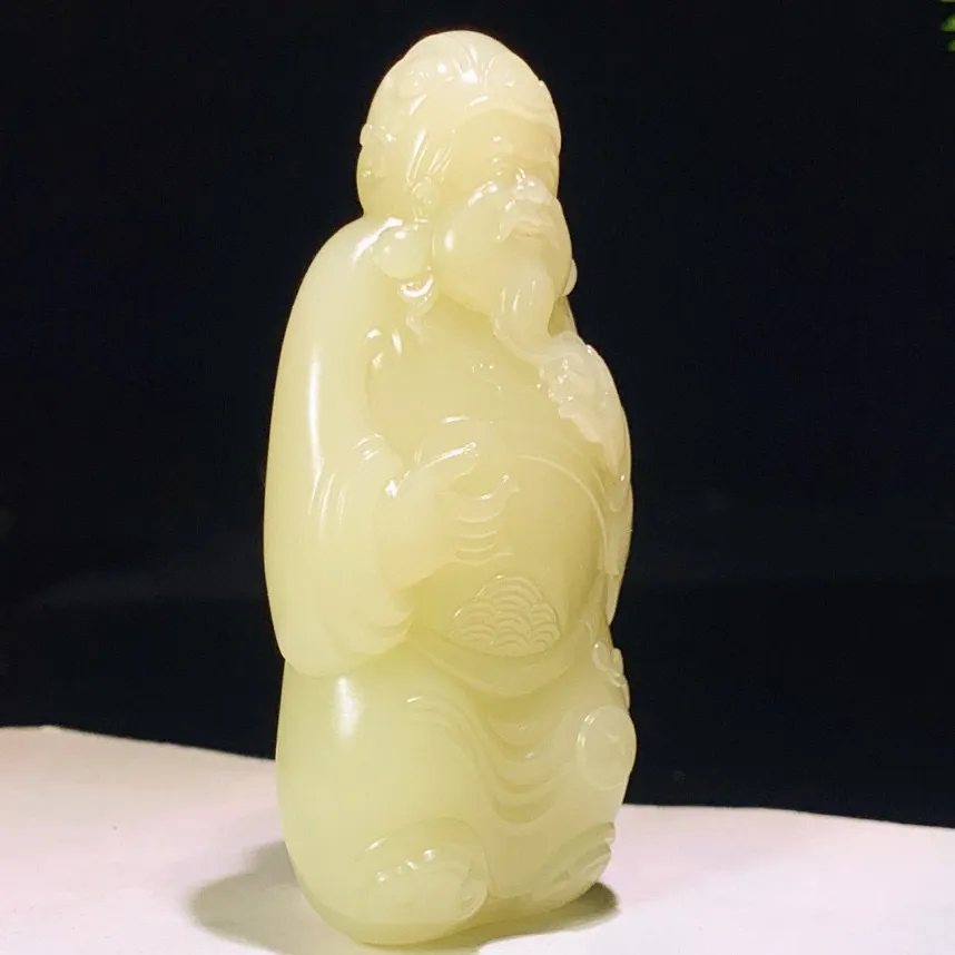 新疆若羌黄口料财神把件。尺寸81/38.5/21mm重100克。玉质细腻油润。手推出油。品相大气。lt250520