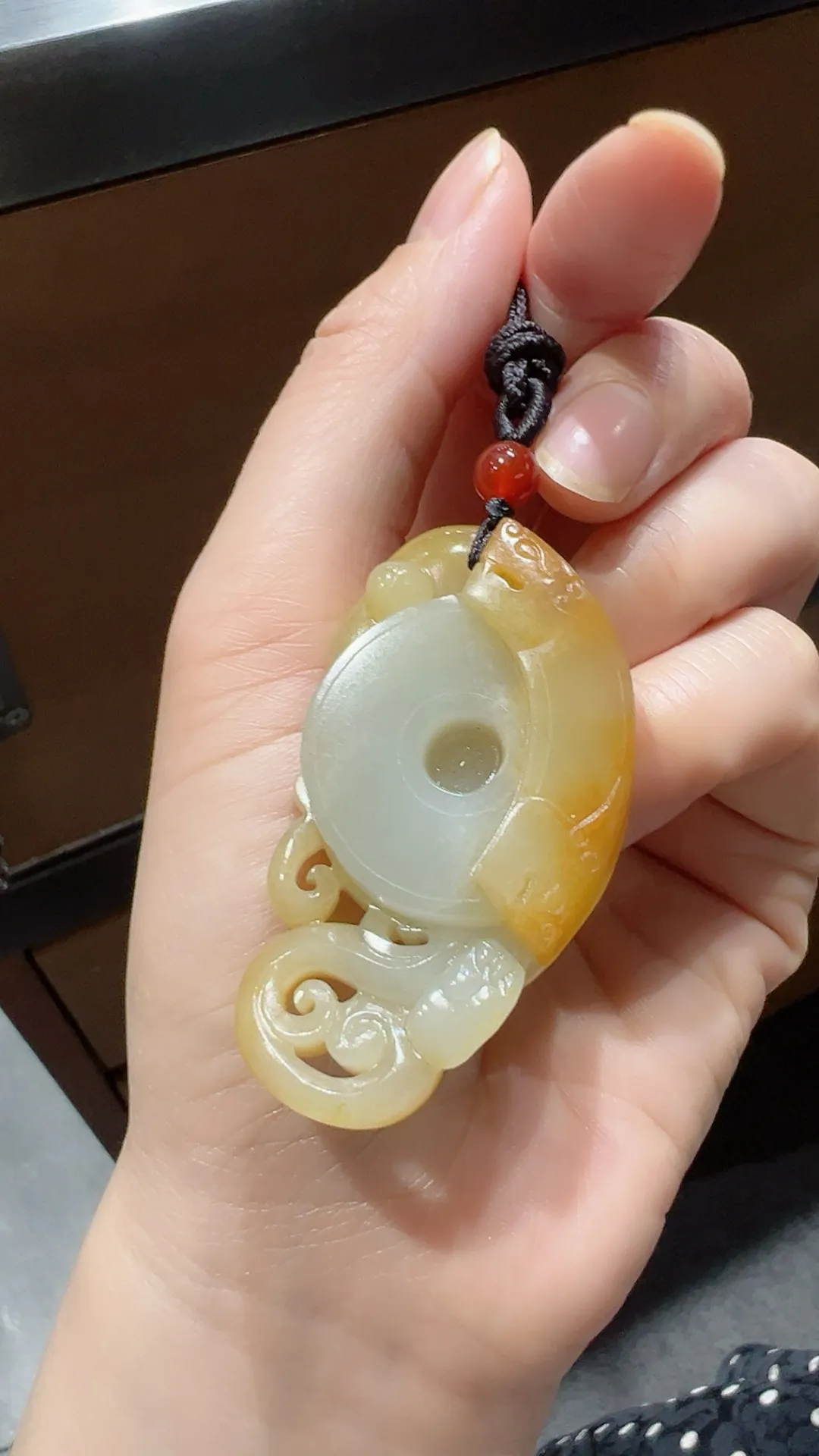 新品｜籽料黄沁螭龙

重30.8克 尺寸53*29*16mm