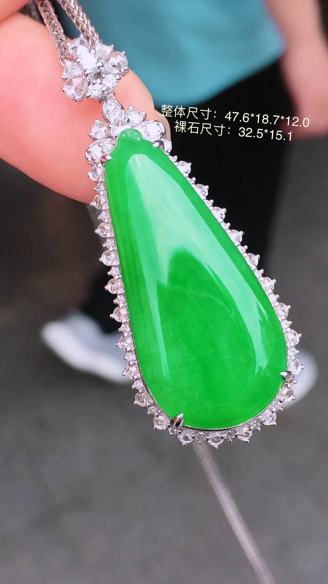 阳绿福瓜吊坠，色泽均匀艳丽，玉质细腻，荧光感超
强，饱满水润，气质满满。18k
金豪华镶嵌