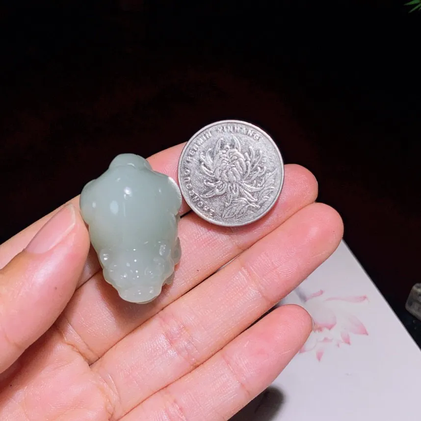 新疆且末蓝招财进宝貔貅挂件。尺寸33.7/22.8/21mm重22.3克。玉质细腻油润。手推出油。品相大气。lt250521