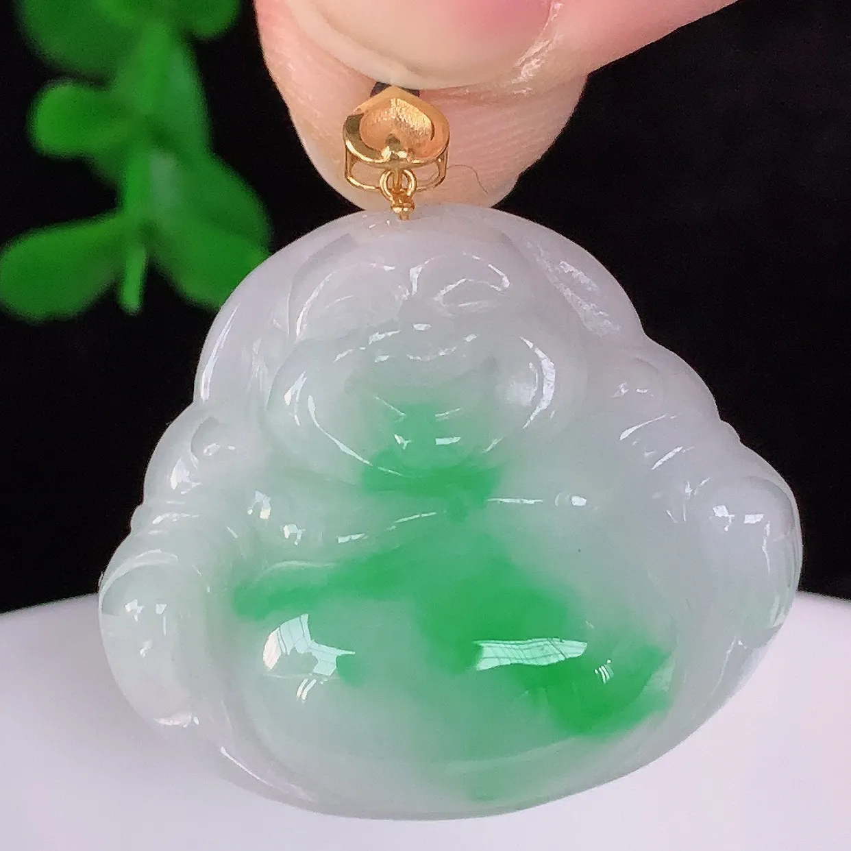 自然光实拍，18K金镶嵌冰糯种飘阳绿翡翠佛公吊坠，冰透饱满， 佛公亦保平安，寓意有福（佛公）相伴，品相佳，配戴优雅迷人！#03.20整体29*裸石23.8*27.5*6.6