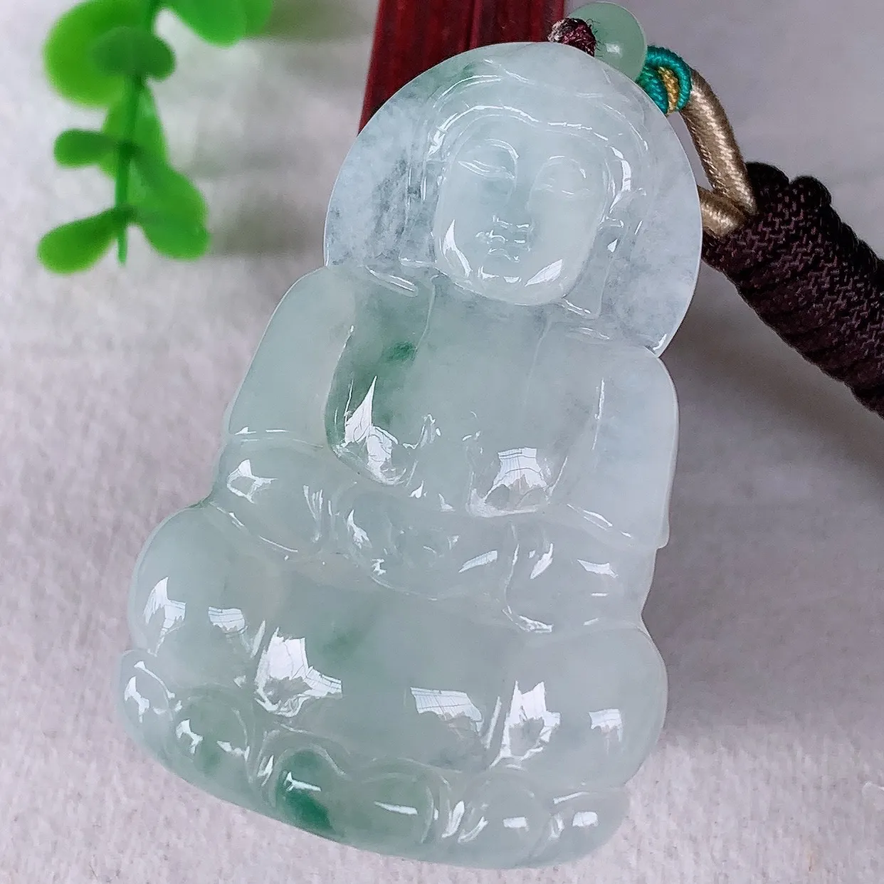 自然光实拍，冰种飘花翡翠观音吊坠，赐福翡翠观音，翠色迷人，观音面相端庄，佩戴时尚出众！#46.20