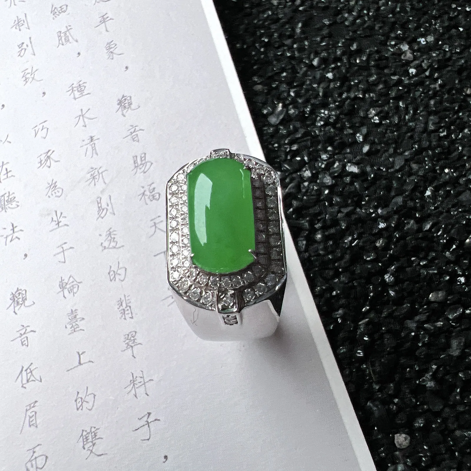 【糯冰种苹果绿马鞍戒】种地优秀，通透闪亮，起光的料子，厚度很好，工艺雕刻精湛。18k金钻镶嵌，整体尺寸19.5-12.6-8.7mm，裸石尺寸11.5-6.8-4.3mm，圈口20号/18mm。