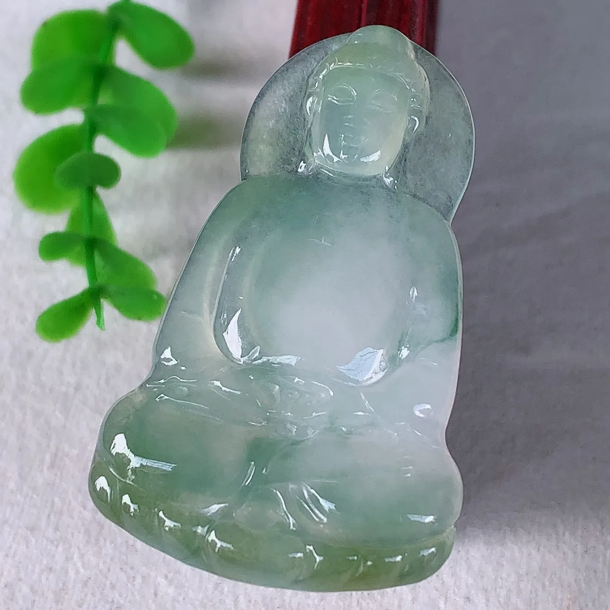 自然光实拍，冰种飘花翡翠观音吊坠，赐福翡翠观音，翠色迷人，观音面相端庄，佩戴时尚出众！#33.20