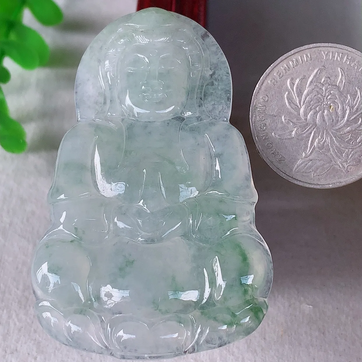 自然光实拍，大件冰种飘绿花翡翠观音吊坠，赐福翡翠观音，翠色迷人，观音面相端庄，佩戴时尚出众！#33.20
