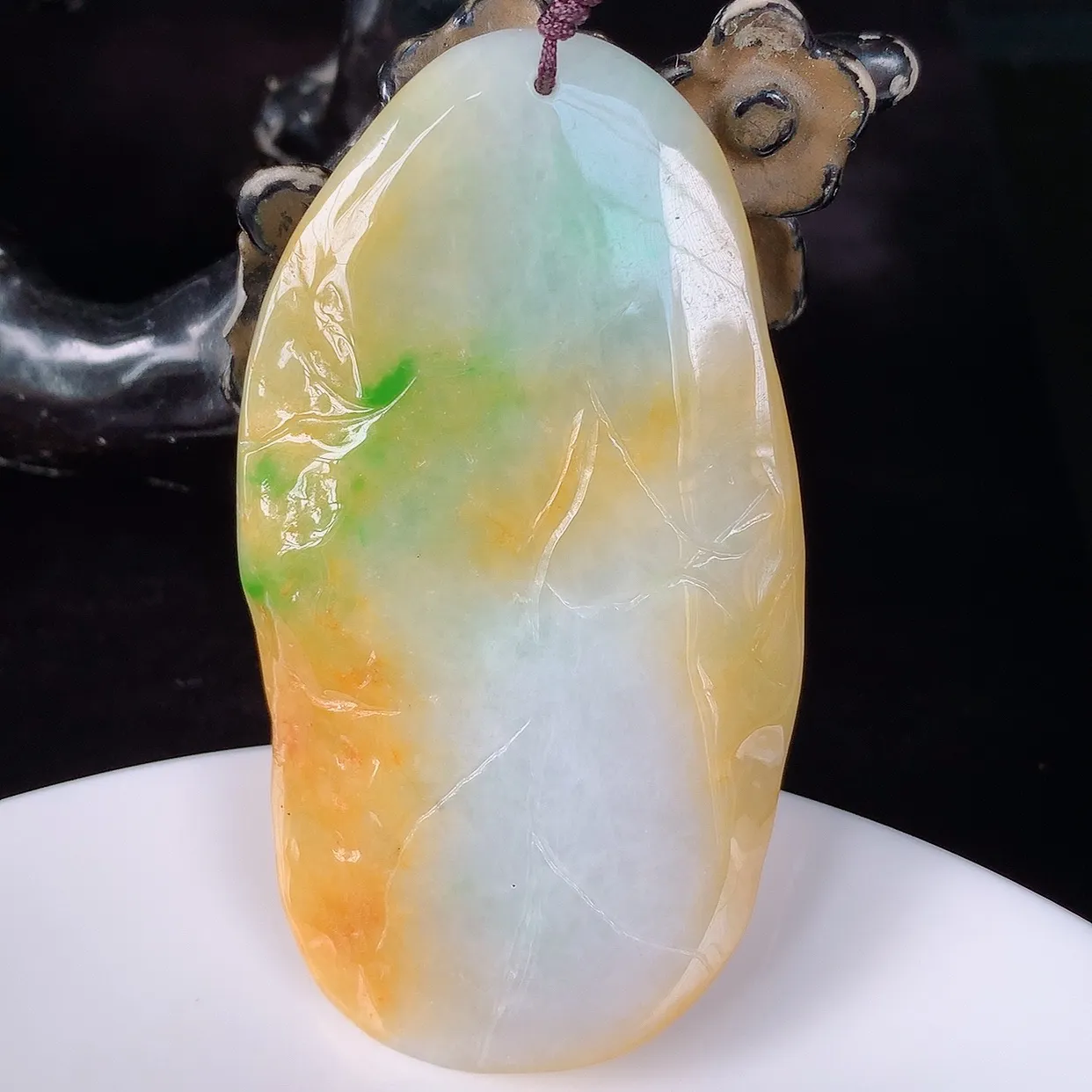 自然光实拍，大件冰润冰糯种双彩黄加绿翡翠山水牌吊坠，翡翠山水，立体生动形象，山水素材布局合理，意境感佳，佩戴上身效果更高贵 #41.20