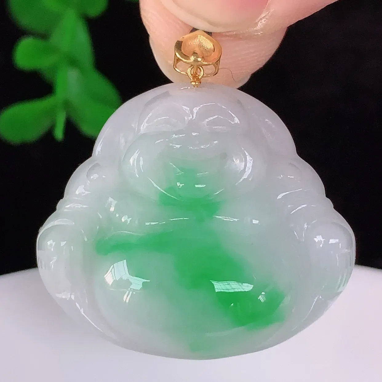 自然光实拍，18K金镶嵌冰糯种飘阳绿翡翠佛公吊坠，冰透饱满， 佛公亦保平安，寓意有福（佛公）相伴，品