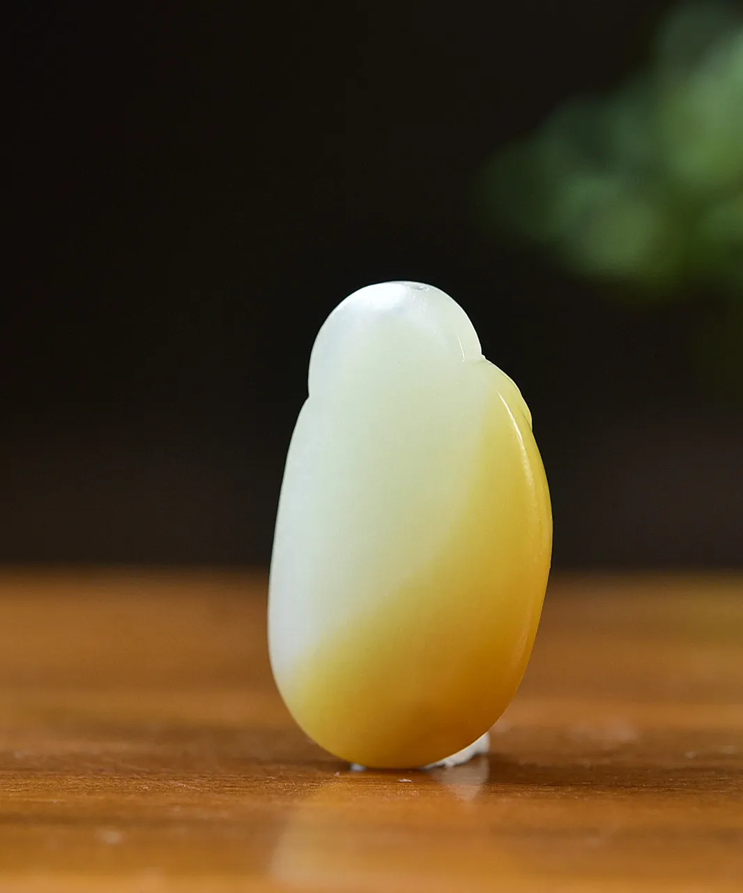 天然和田玉.若羌糖玉.弥勒笑佛.玉坠.玉质细腻油润.线条简洁优美.寓意大肚无忧.笑口常开.诙谐潇洒.