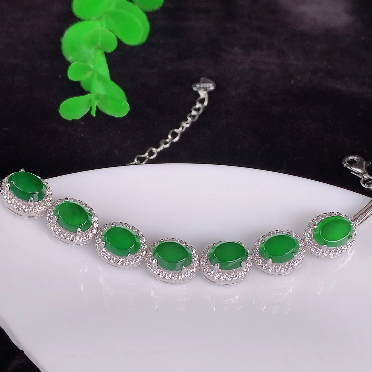 自然光实拍，冰透满绿翡翠925银镶嵌手链，自然光实拍，翠色灵动，颜色漂亮，种老水足，品相佳，佩戴佳品！#97.20整体9.5*8*6.5裸石6.8*5