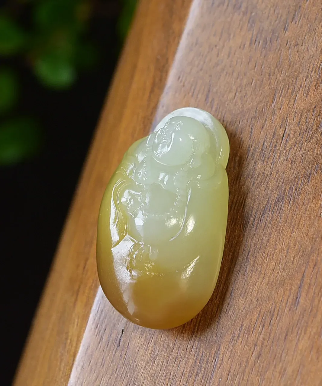 天然和田玉.若羌糖玉.弥勒笑佛.玉坠.玉质细腻油润.线条简洁优美.寓意大肚无忧.笑口常开.诙谐潇洒.超凡脱俗.品质保证.尺寸28.4/16.6/9重6.50克.