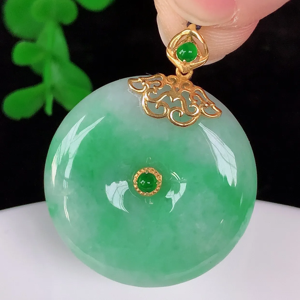 自然光实拍，18K金镶嵌水润冰糯种飘绿翡翠平安扣吊坠，翡翠平安扣，冰润光泽，寓意平平安安，平安扣佩戴时尚漂亮！#57.20整体33*26*6裸石26*26