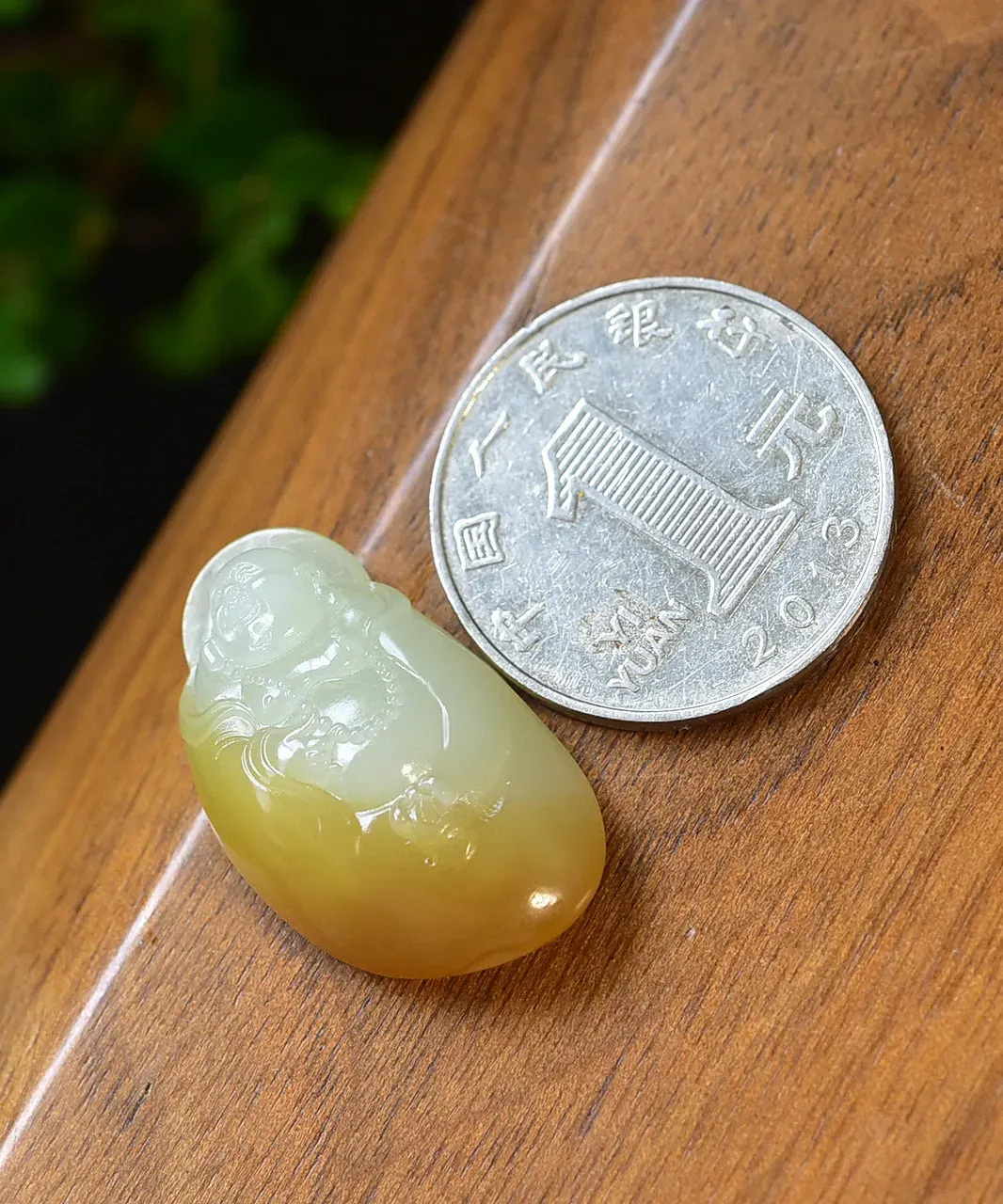 天然和田玉.若羌糖玉.弥勒笑佛.玉坠.玉质细腻油润.线条简洁优美.寓意大肚无忧.笑口常开.诙谐潇洒.超凡脱俗.品质保证.尺寸28.4/16.6/9重6.50克.
