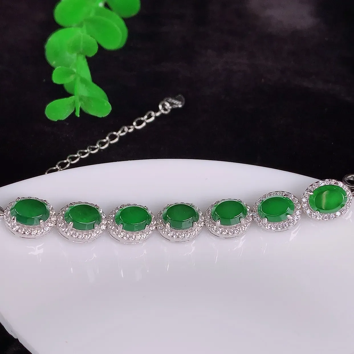 自然光实拍，冰透满绿翡翠925银镶嵌手链，自然光实拍，翠色灵动，颜色漂亮，种老水足，品相佳，佩戴佳品！#97.20整体9.5*8*6.5裸石6.8*5