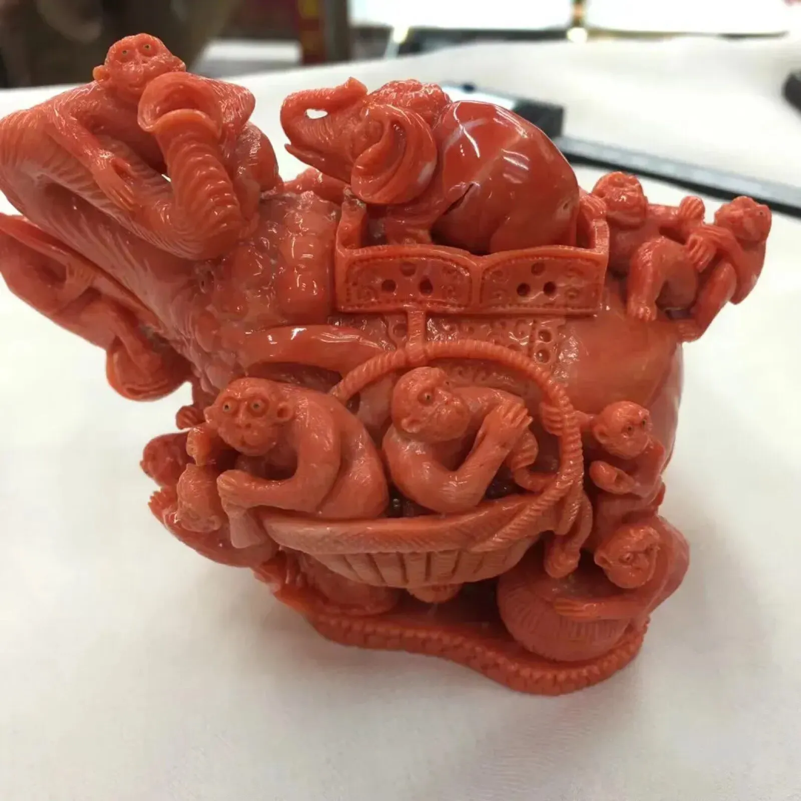 【天然莫莫红珊瑚整料雕刻摆件】收藏爱好者福利！天然无添加无优化，台湾产地，橘红色，整料雕刻子母象、猴