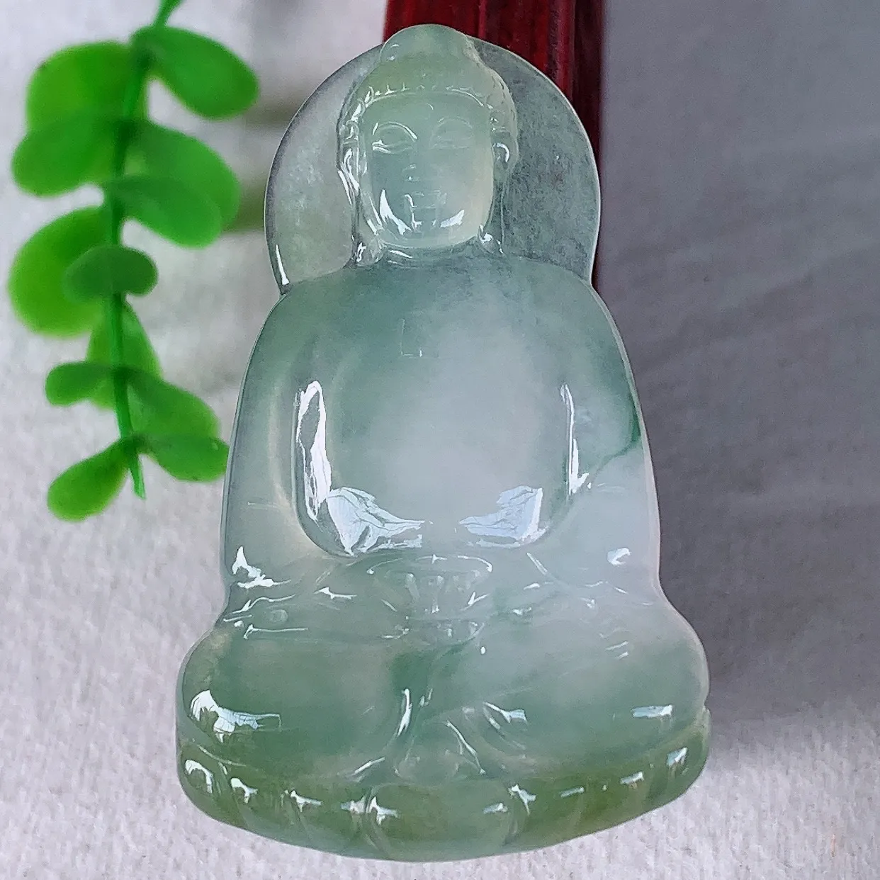 自然光实拍，冰种飘花翡翠观音吊坠，赐福翡翠观音，翠色迷人，观音面相端庄，佩戴时尚出众！#33.20