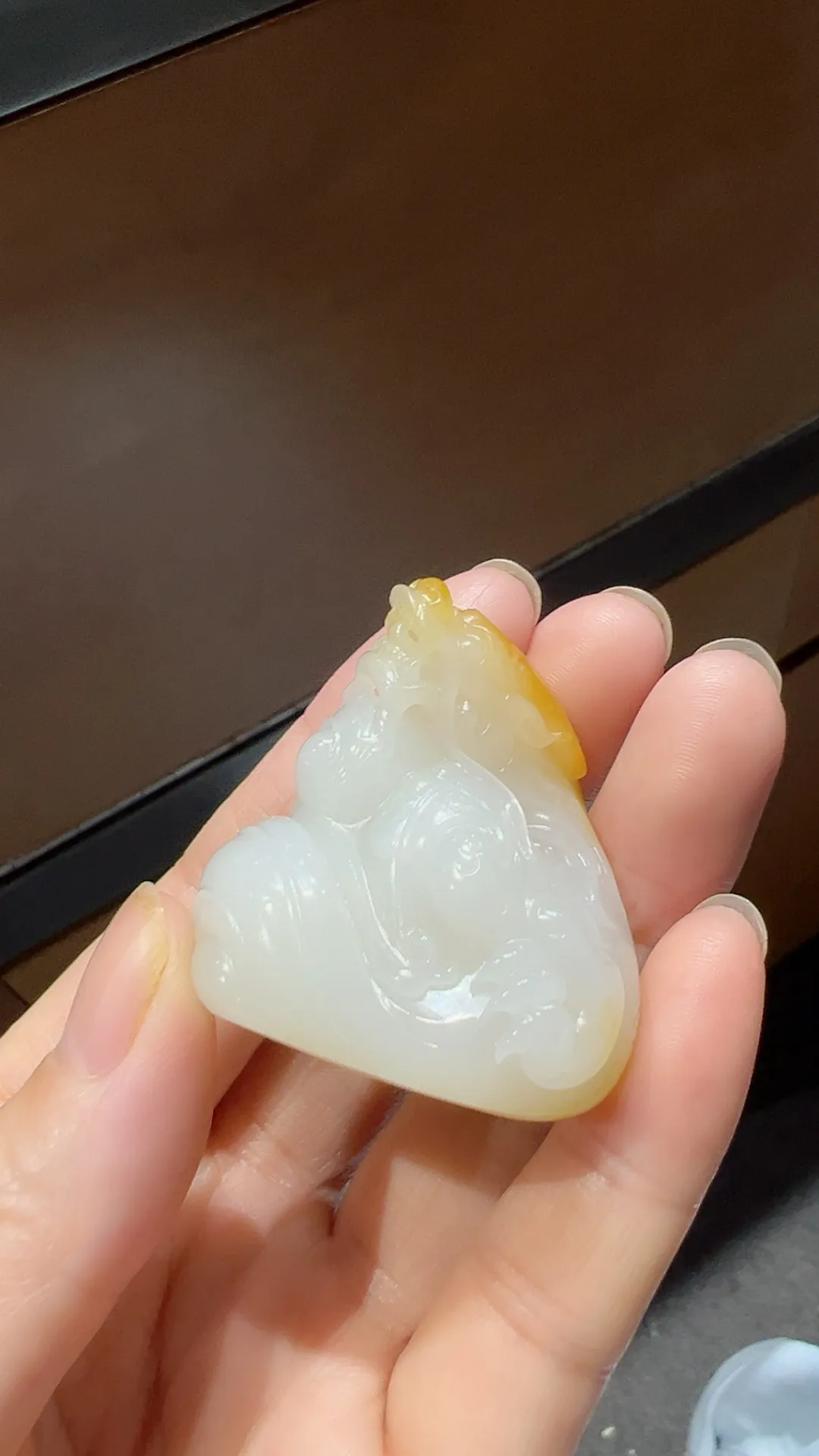 新疆和田玉籽料｜龙行天下
黄皮白肉 工艺精湛 可挂可把玩

重44.3克 尺寸39.5*37.8*22.4m m