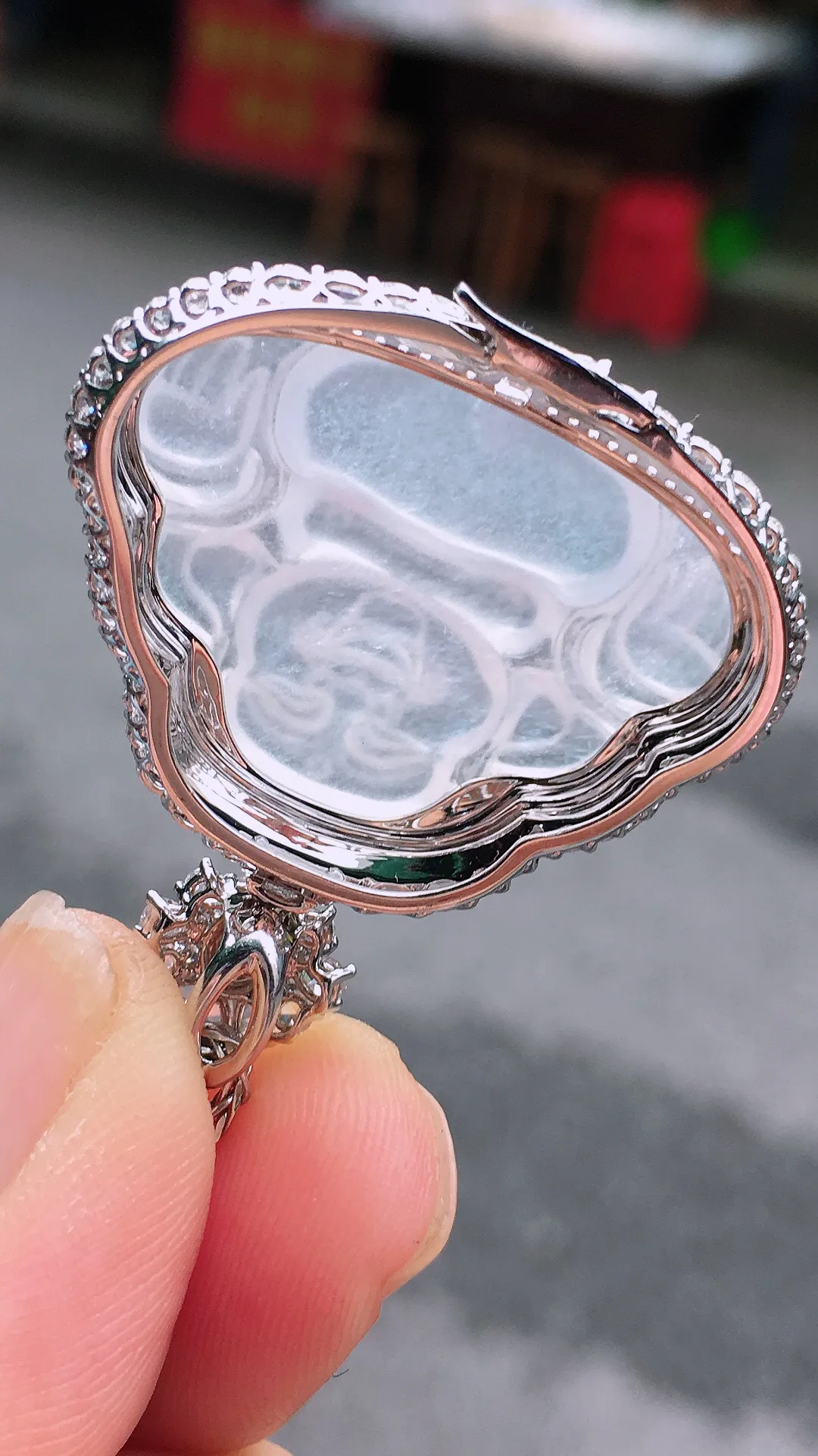 冰种佛公吊坠，玉质细腻，荧光感超
强，饱满水润，气质满满。18k
金豪华镶嵌