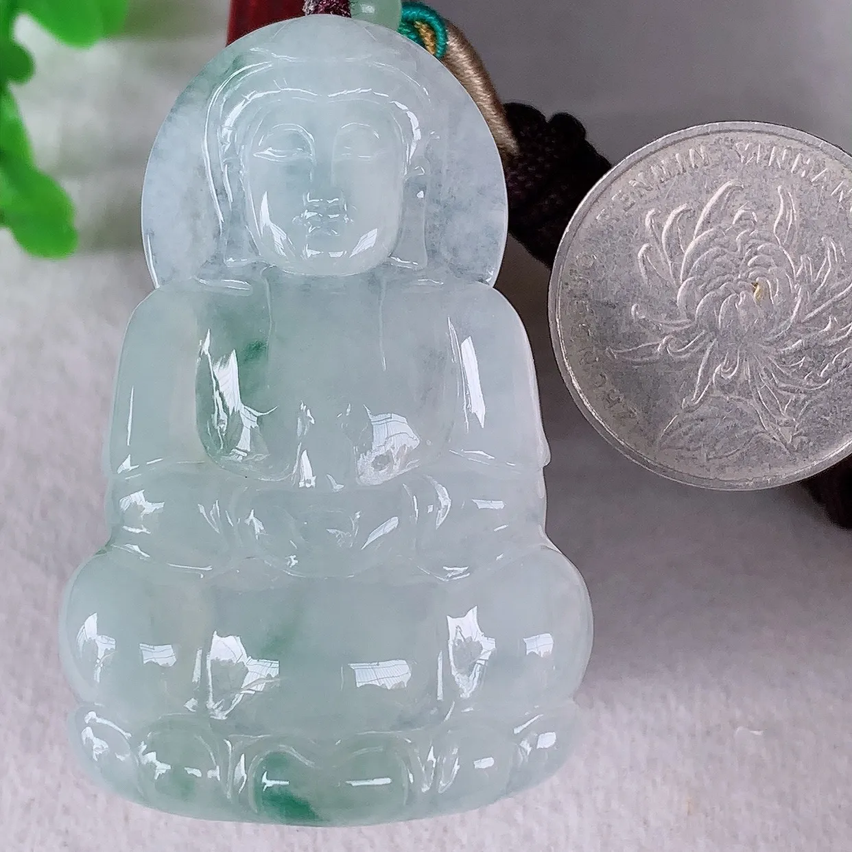 自然光实拍，冰种飘花翡翠观音吊坠，赐福翡翠观音，翠色迷人，观音面相端庄，佩戴时尚出众！#46.20