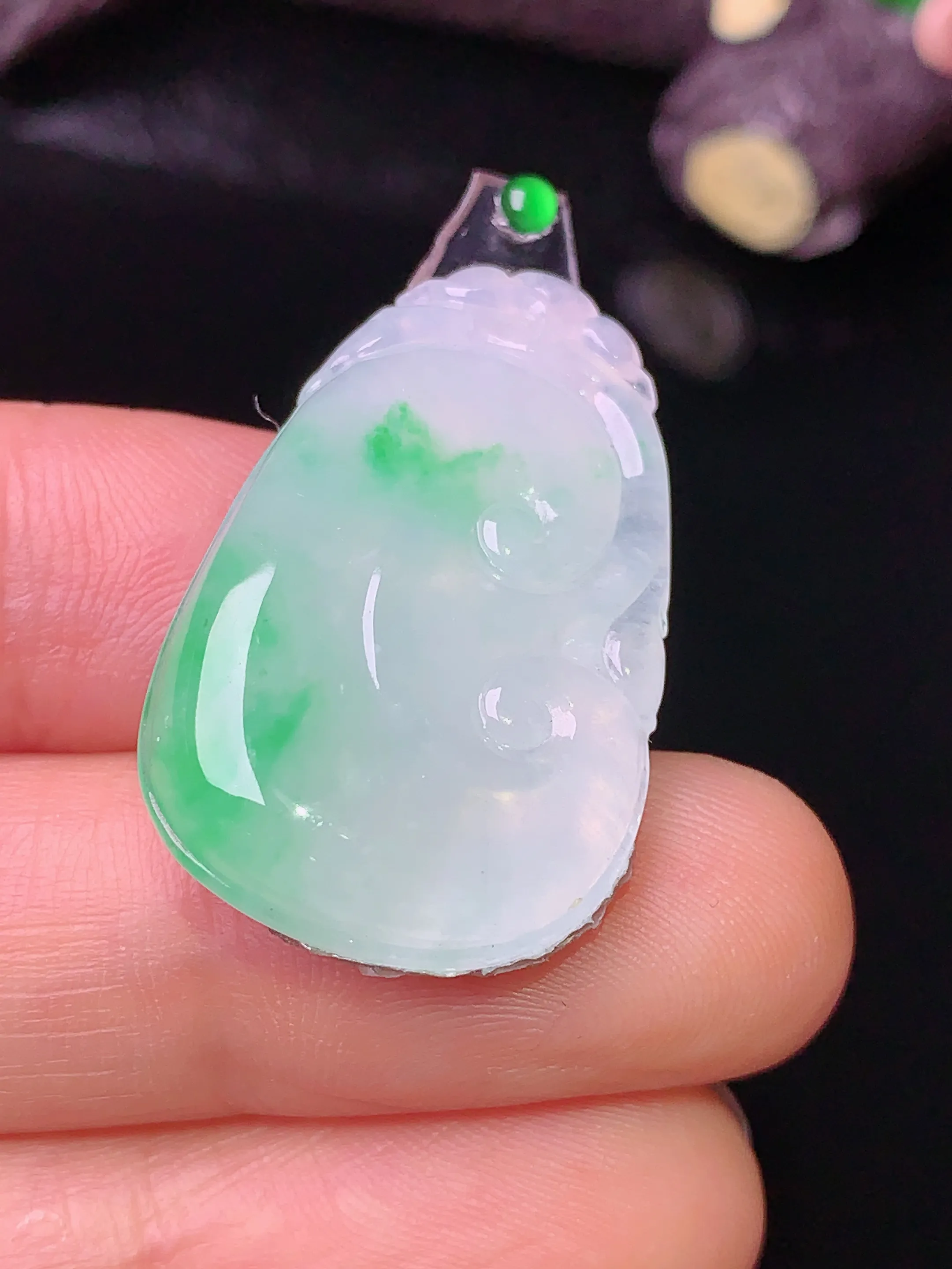 镶嵌款 飘绿如意吊坠 玉质细腻 色泽艳丽 整体尺寸29.7*18.5*5