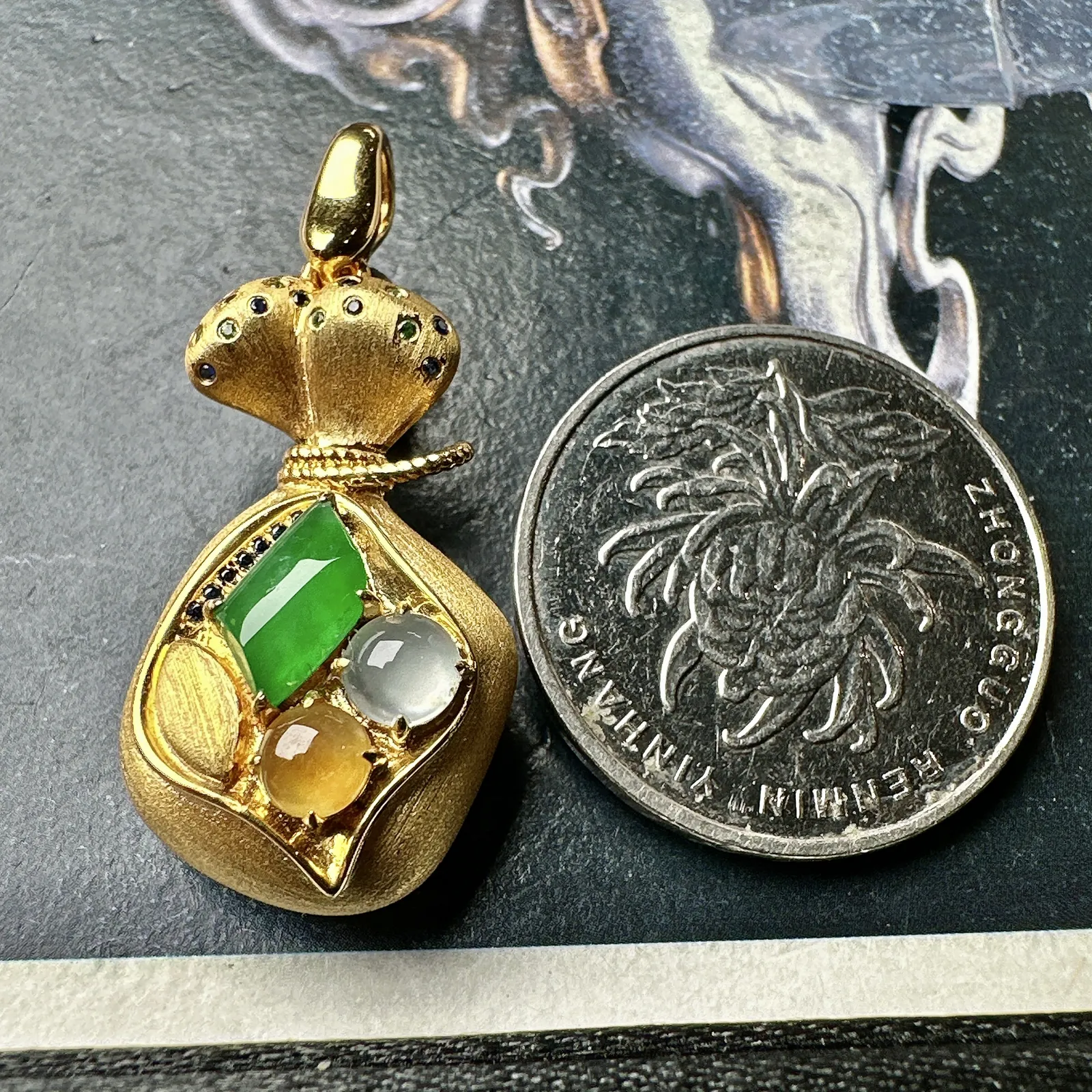 【冰种三色组合镶嵌款钱袋子】小精品。饱满度上佳，质地非常细腻，冰润通透，强胶感，强荧光，18k金钻镶嵌，其中一颗裸石尺寸9.4*5.8*3.9毫米