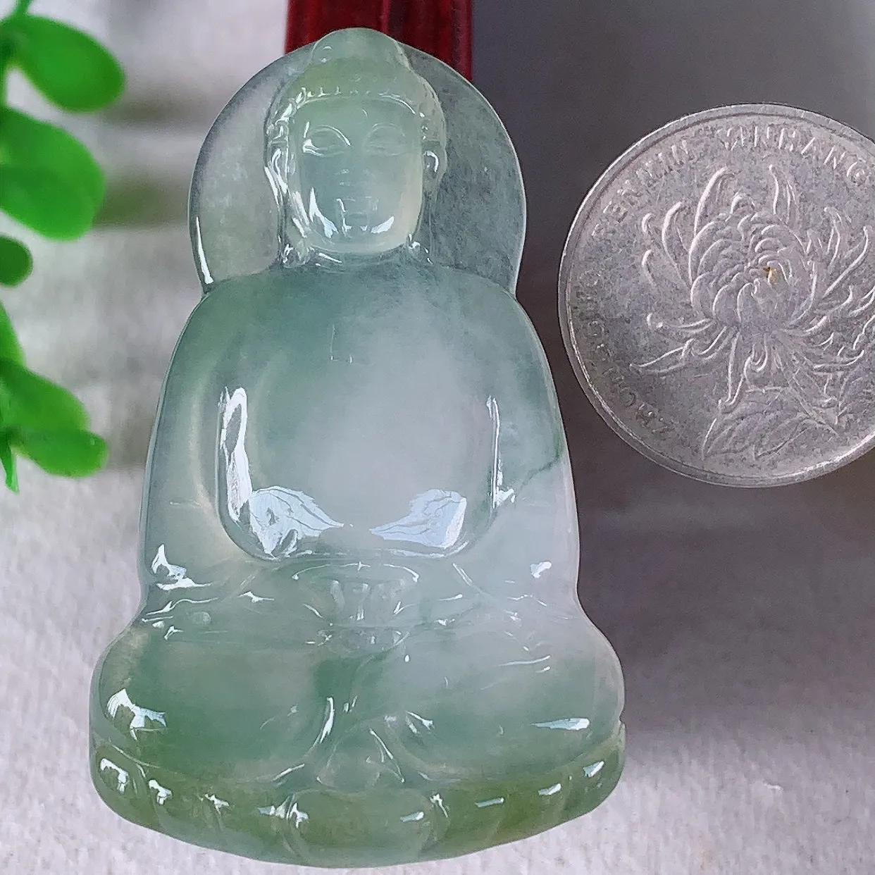自然光实拍，冰种飘花翡翠观音吊坠，赐福翡翠观音，翠色迷人，观音面相端庄，佩戴时尚出众！#33.20