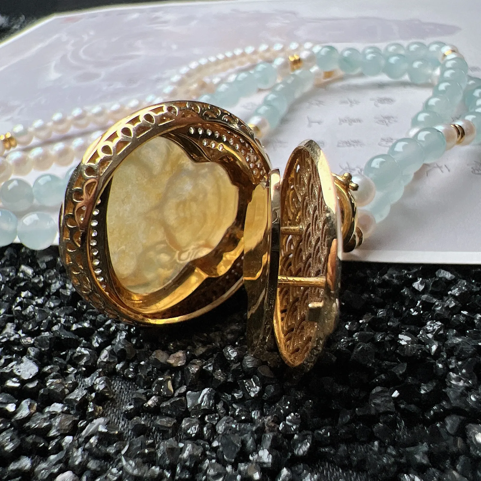 【冰黄翡财神】种地优秀，通透闪亮，起光的料子，厚度很好，工艺雕刻精湛。18k金钻镶嵌，整体尺寸31.3-23.8-9mm，裸石尺寸17.8-19.4-4.4mm。