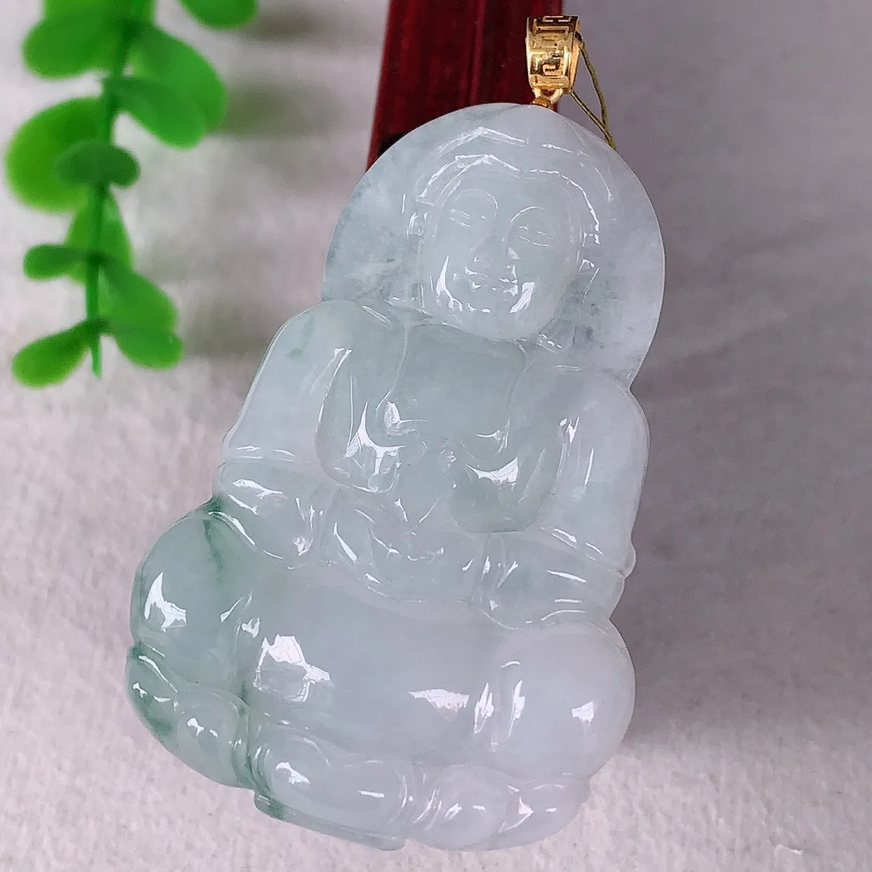 自然光实拍，18K金镶嵌冰飘花翡翠观音吊坠，赐福翡翠观音，翠色迷人，观音面相端庄，佩戴时尚出众！#3