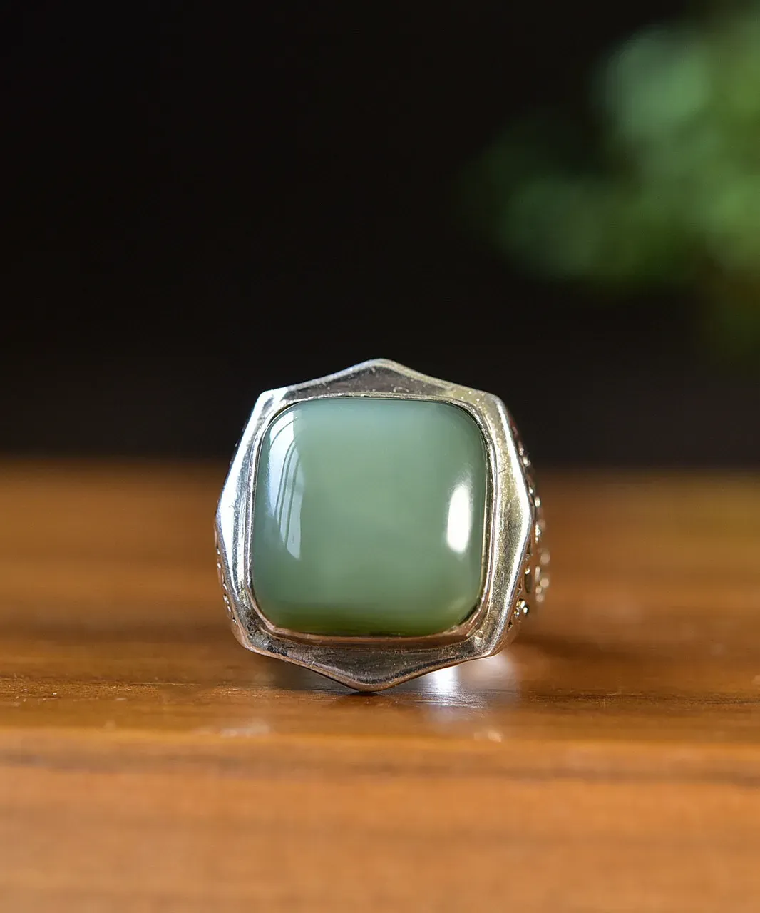 天然和田玉.粉青.戒指.纯银镶嵌.玉质油润.纯手工打磨.活动圈口.上手优美大气.时尚知性.尺寸14.