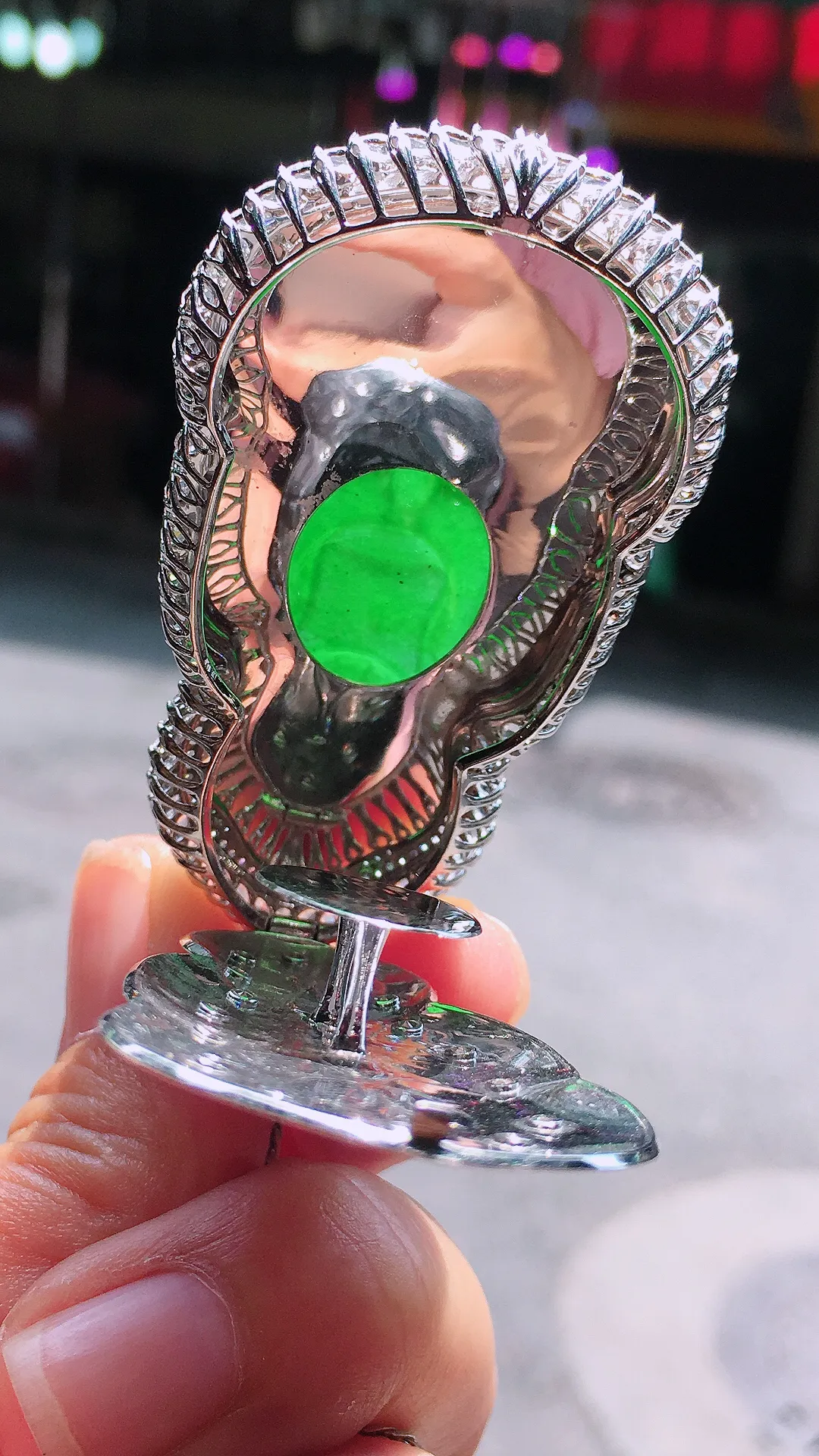 阳绿观音吊坠，色泽均匀艳丽，玉质细腻，荧光感超
强，饱满水润，气质满满。18k
金豪华镶嵌