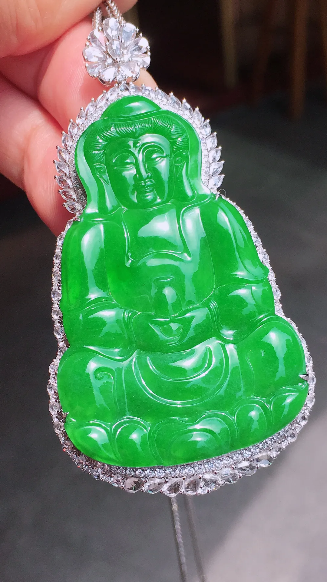 阳绿观音吊坠，色泽均匀艳丽，玉质细腻，荧光感超
强，饱满水润，气质满满。18k
金豪华镶嵌