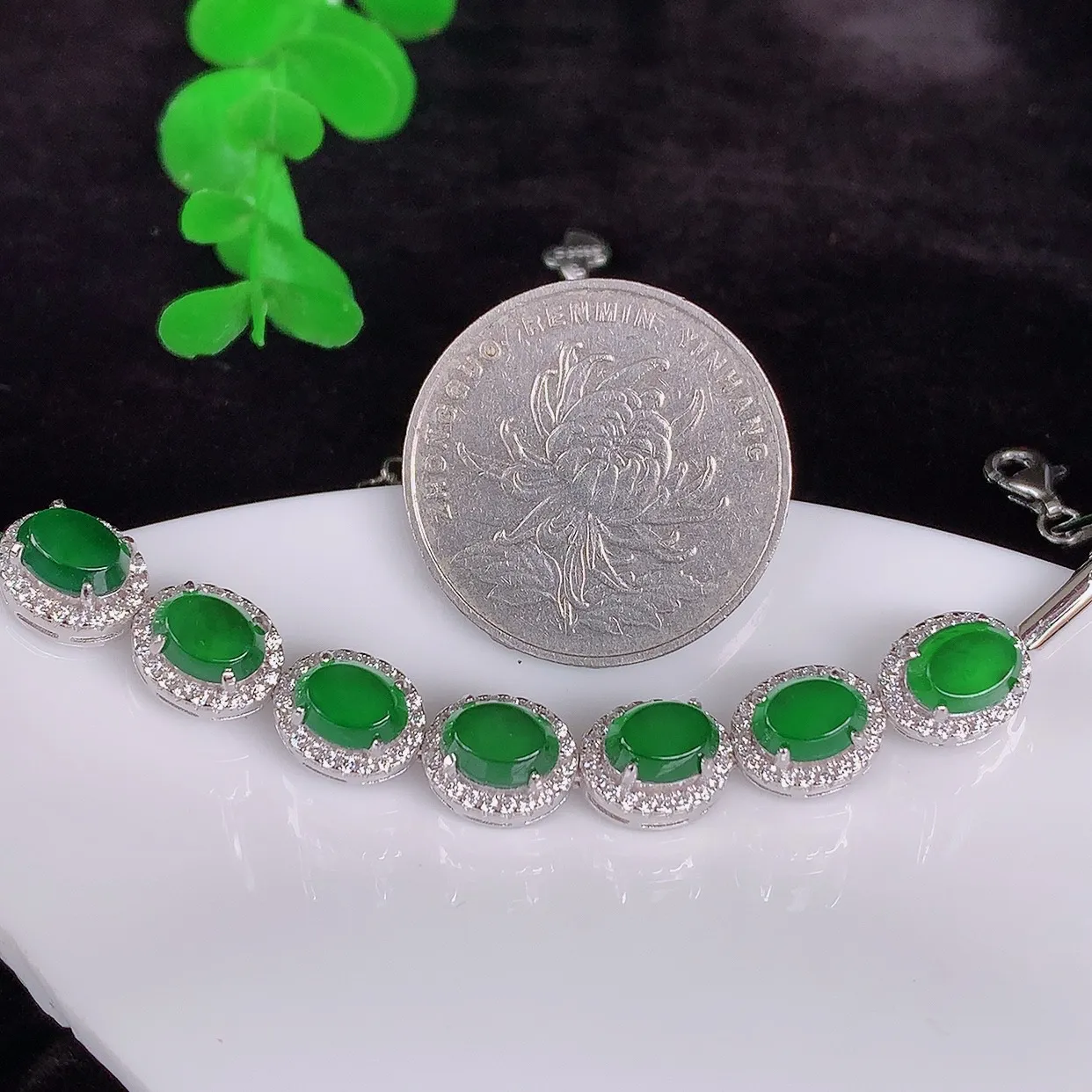 自然光实拍，冰透满绿翡翠925银镶嵌手链，自然光实拍，翠色灵动，颜色漂亮，种老水足，品相佳，佩戴佳品！#97.20整体9.5*8*6.5裸石6.8*5