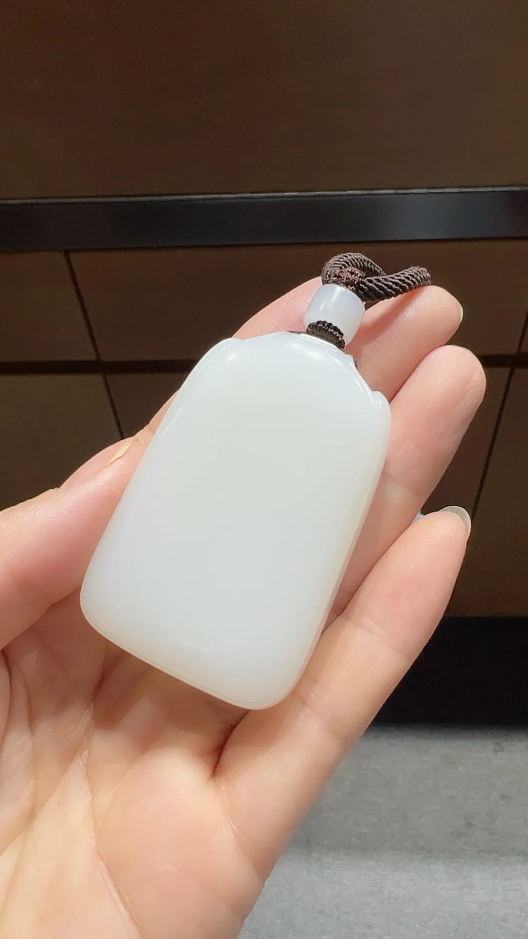 高品质｜新疆和田玉｜白玉平安无事牌 一级白细 钢板料过灯品质 

重74克 尺寸55*35.7*15