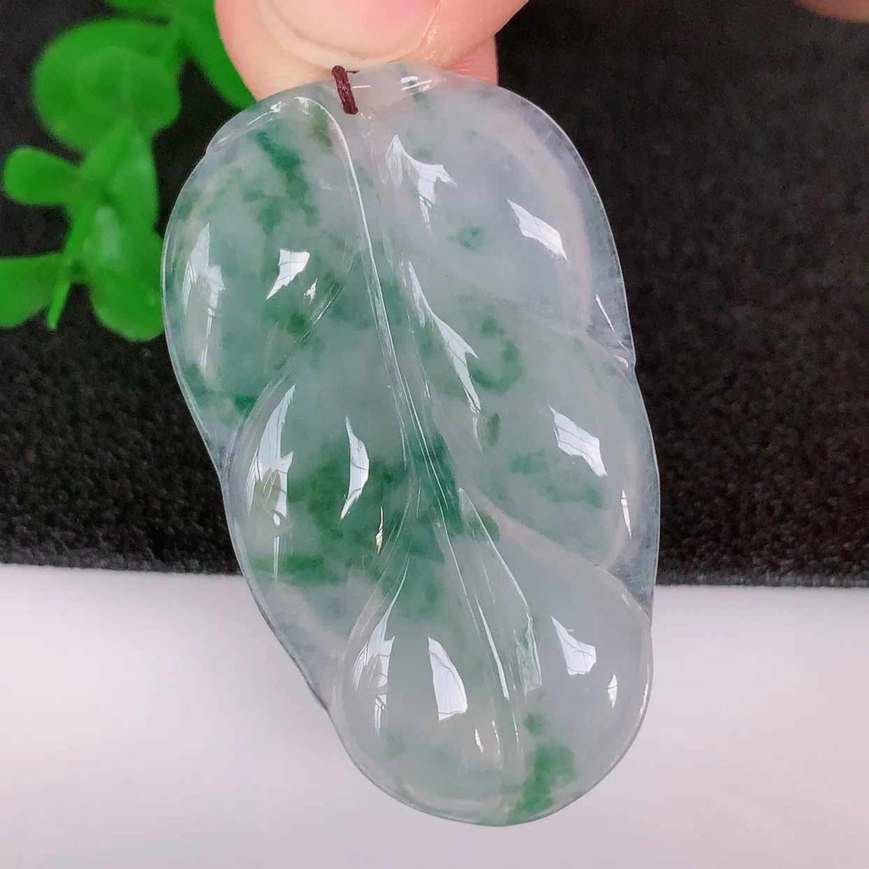 自然光实拍，冰润冰种飘花翡翠事业有成叶子吊坠，莹润且起胶，叶子清秀优雅，佩戴大业有成！#57.20
