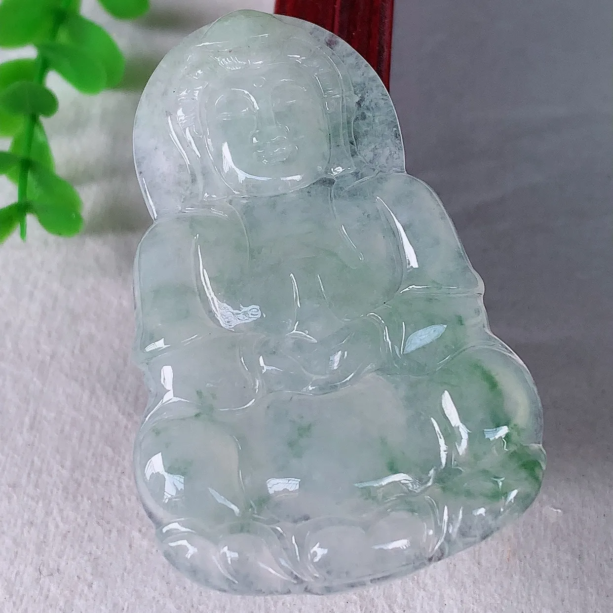自然光实拍，大件冰种飘绿花翡翠观音吊坠，赐福翡翠观音，翠色迷人，观音面相端庄，佩戴时尚出众！#33.20