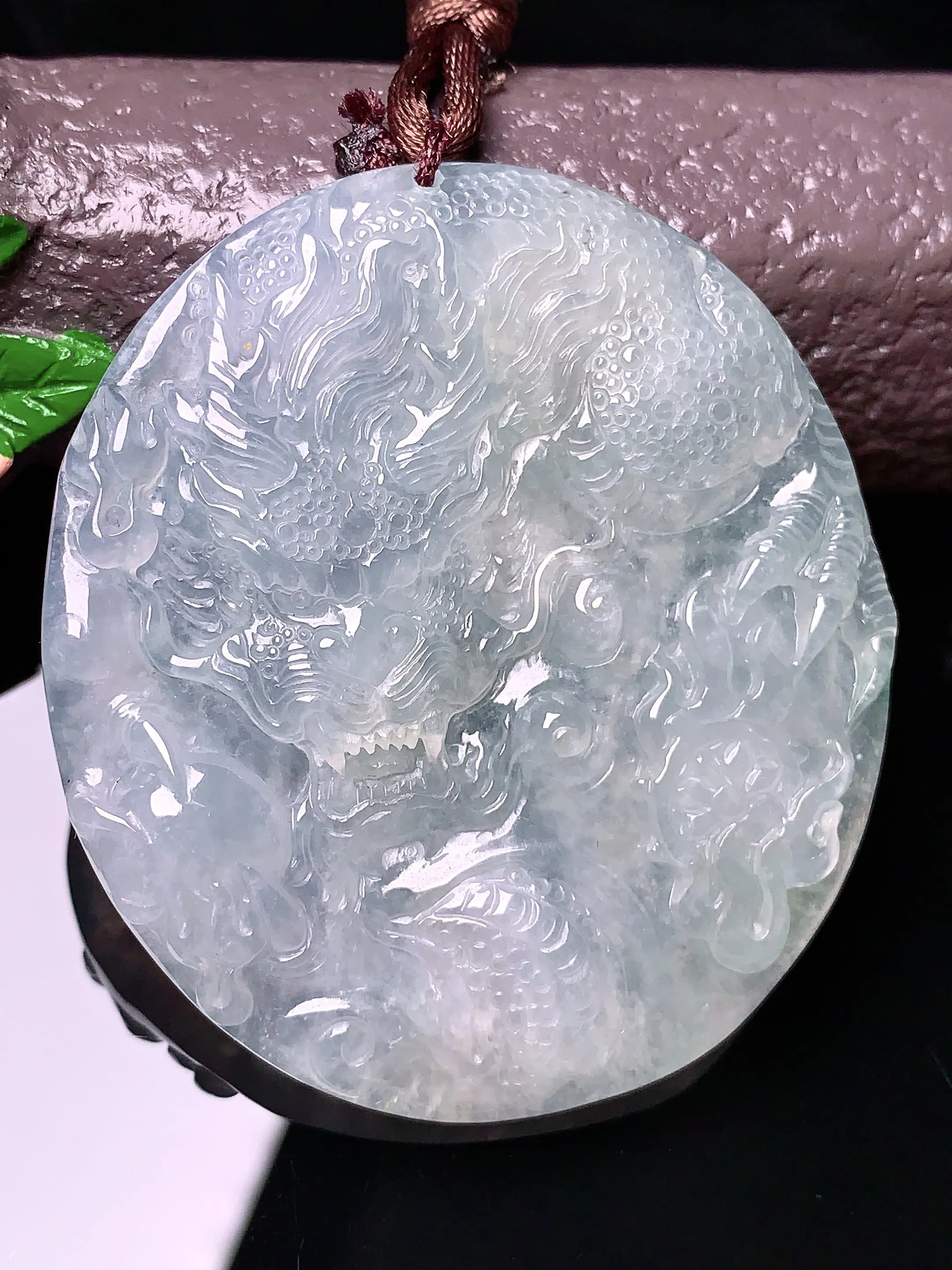 冰种龙牌吊坠 玉质细腻 色泽艳丽 整体尺寸52.5*47*5.8