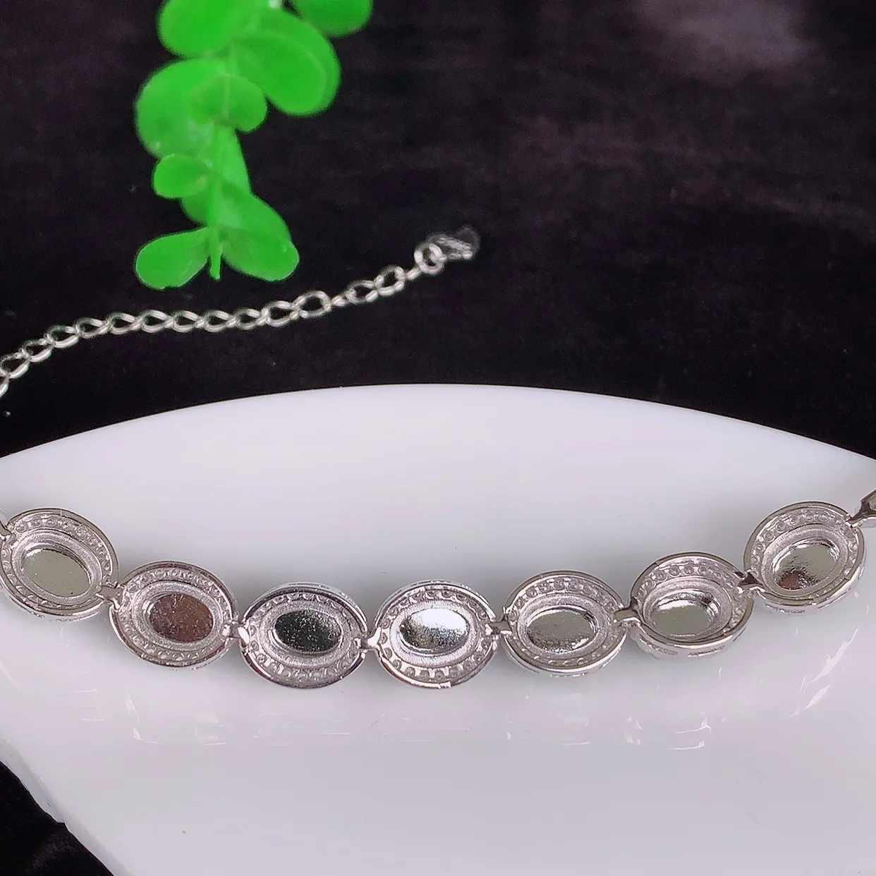 自然光实拍，冰透满绿翡翠925银镶嵌手链，自然光实拍，翠色灵动，颜色漂亮，种老水足，品相佳，佩戴佳品！#97.20整体9.5*8*6.5裸石6.8*5