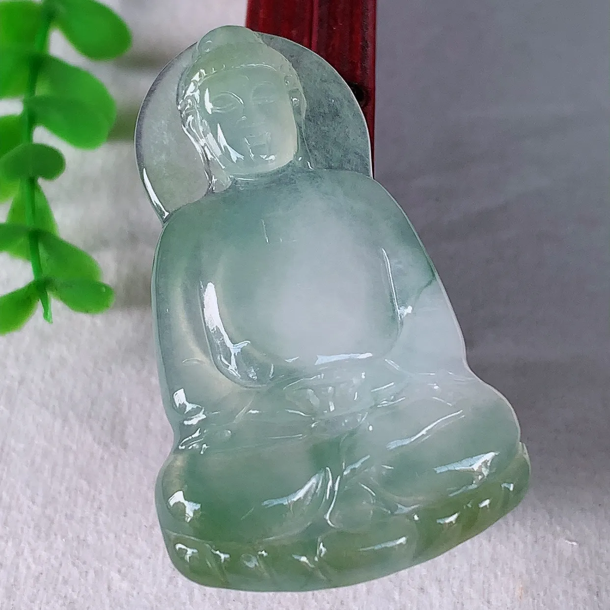 自然光实拍，冰种飘花翡翠观音吊坠，赐福翡翠观音，翠色迷人，观音面相端庄，佩戴时尚出众！#33.20