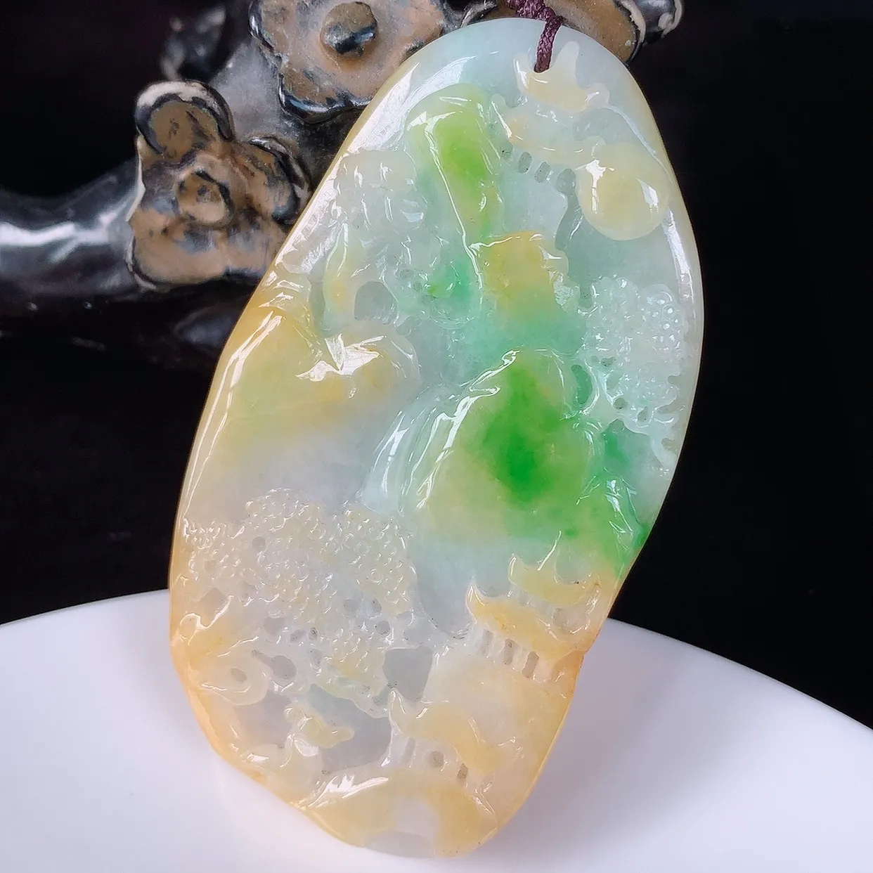 自然光实拍，大件冰润冰糯种双彩黄加绿翡翠山水牌吊坠，翡翠山水，立体生动形象，山水素材布局合理，意境感佳，佩戴上身效果更高贵 #41.20
