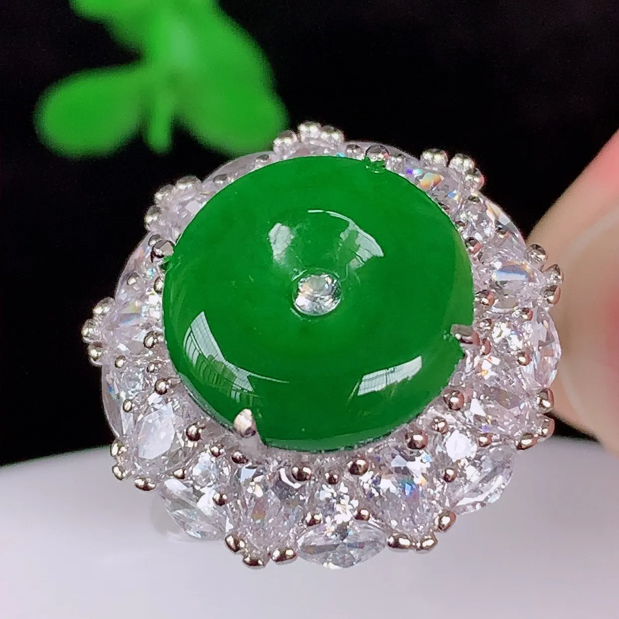 自然光实拍，冰透满绿翡翠925银镶嵌平安扣戒指，自然光实拍，翠色灵动，颜色漂亮，种老水足，品相佳，佩戴佳品！#97.20（圈口可调大小）圈口15内径18*整体29.6*11*裸石12*12